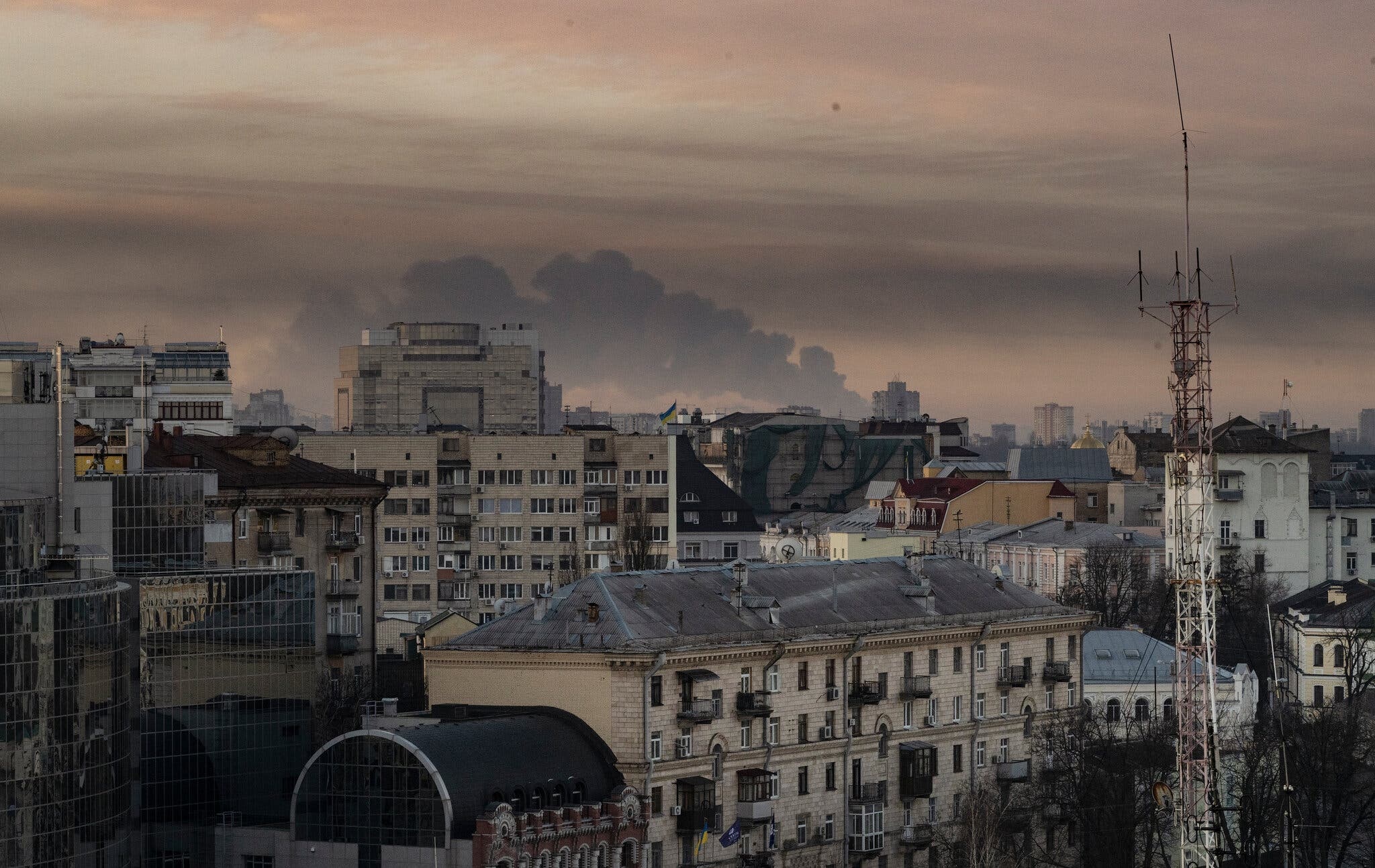 Coi bao dong vang len khap Ukraine ngay truoc binh minh hinh anh