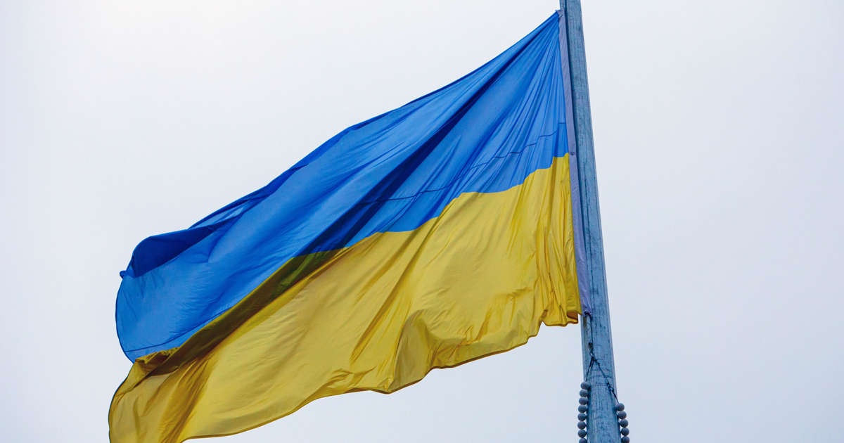Quoc ky Ukraine o quang truong Melitopol bi ha hinh anh