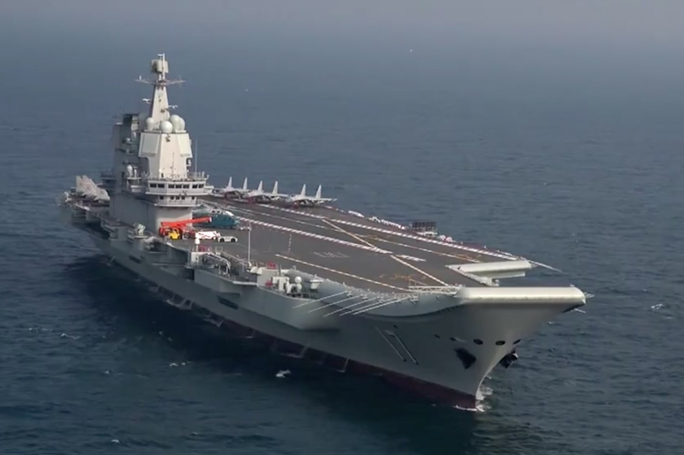 Tau san bay Son Dong di qua eo bien Dai Loan truoc dien dam My - Trung hinh anh