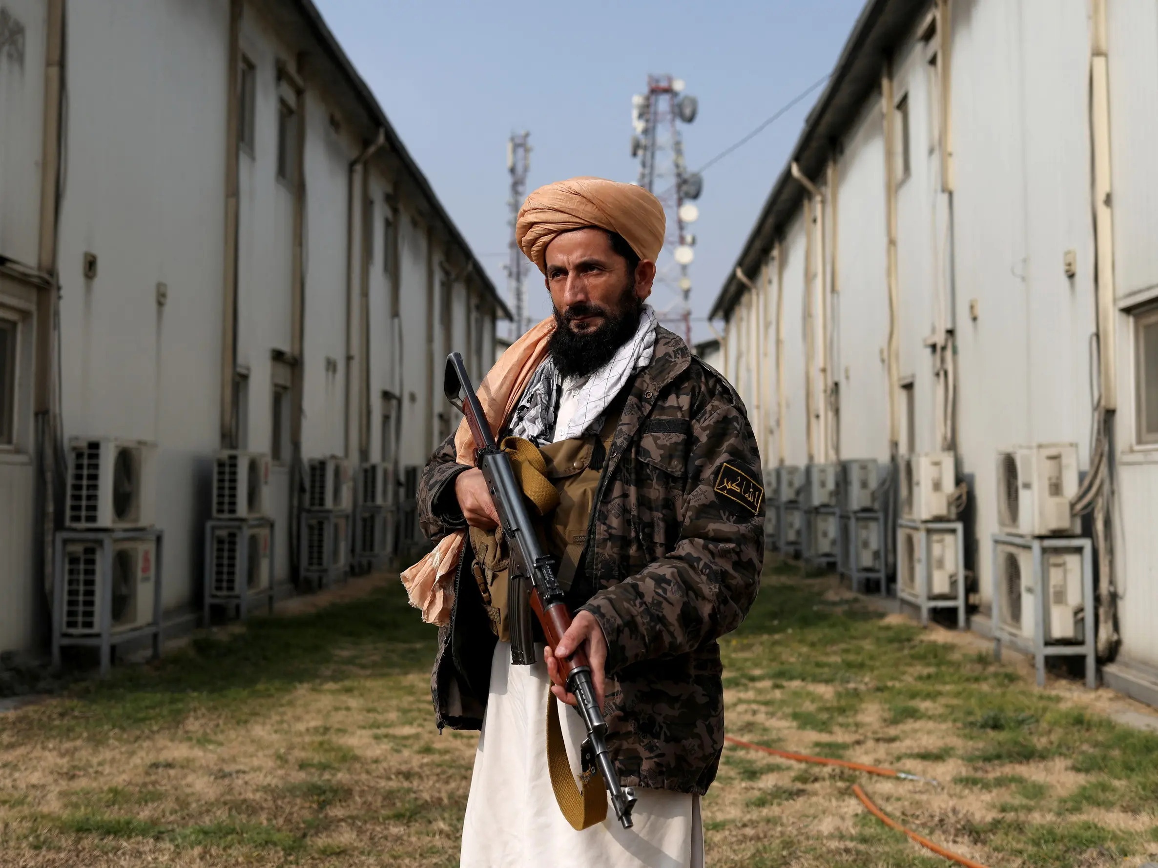 Taliban yeu cau nhan vien de rau khi di lam hinh anh