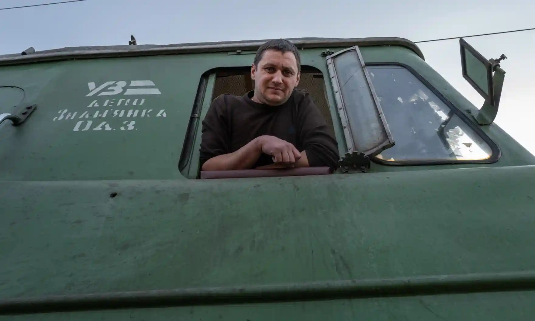 nhung nguoi giu cho doan tau ukraine chay qua bien gioi anh 13