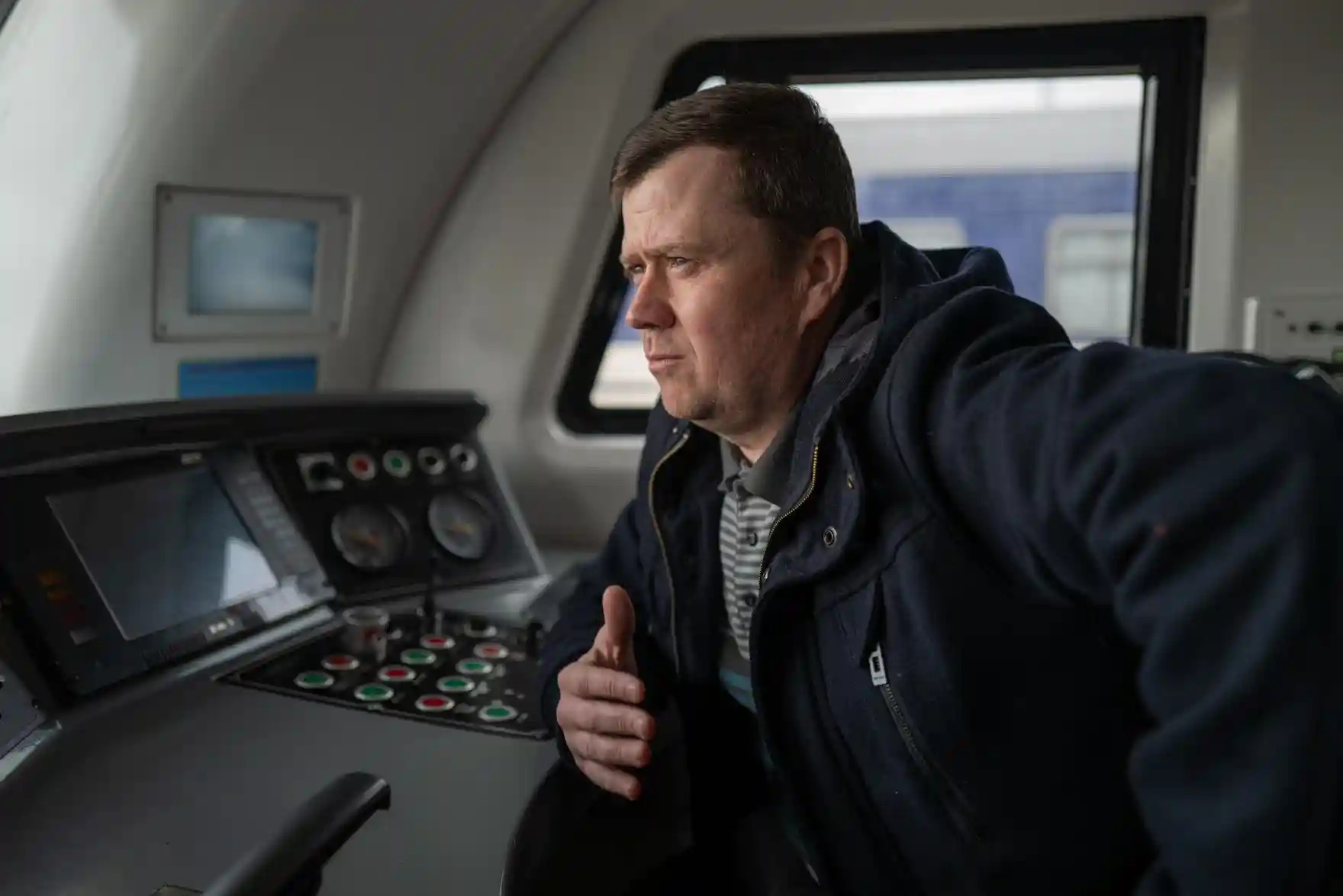 nhung nguoi giu cho doan tau ukraine chay qua bien gioi anh 8