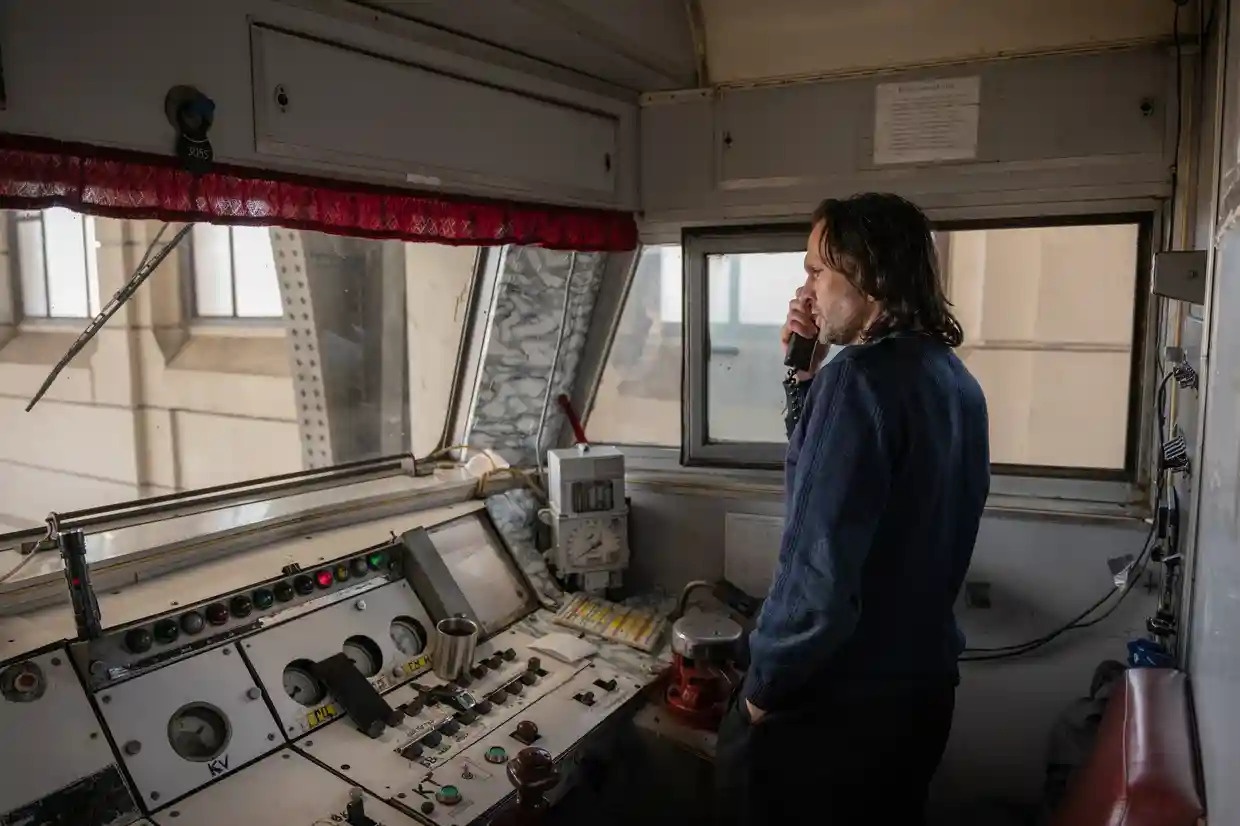 nhung nguoi giu cho doan tau ukraine chay qua bien gioi anh 10