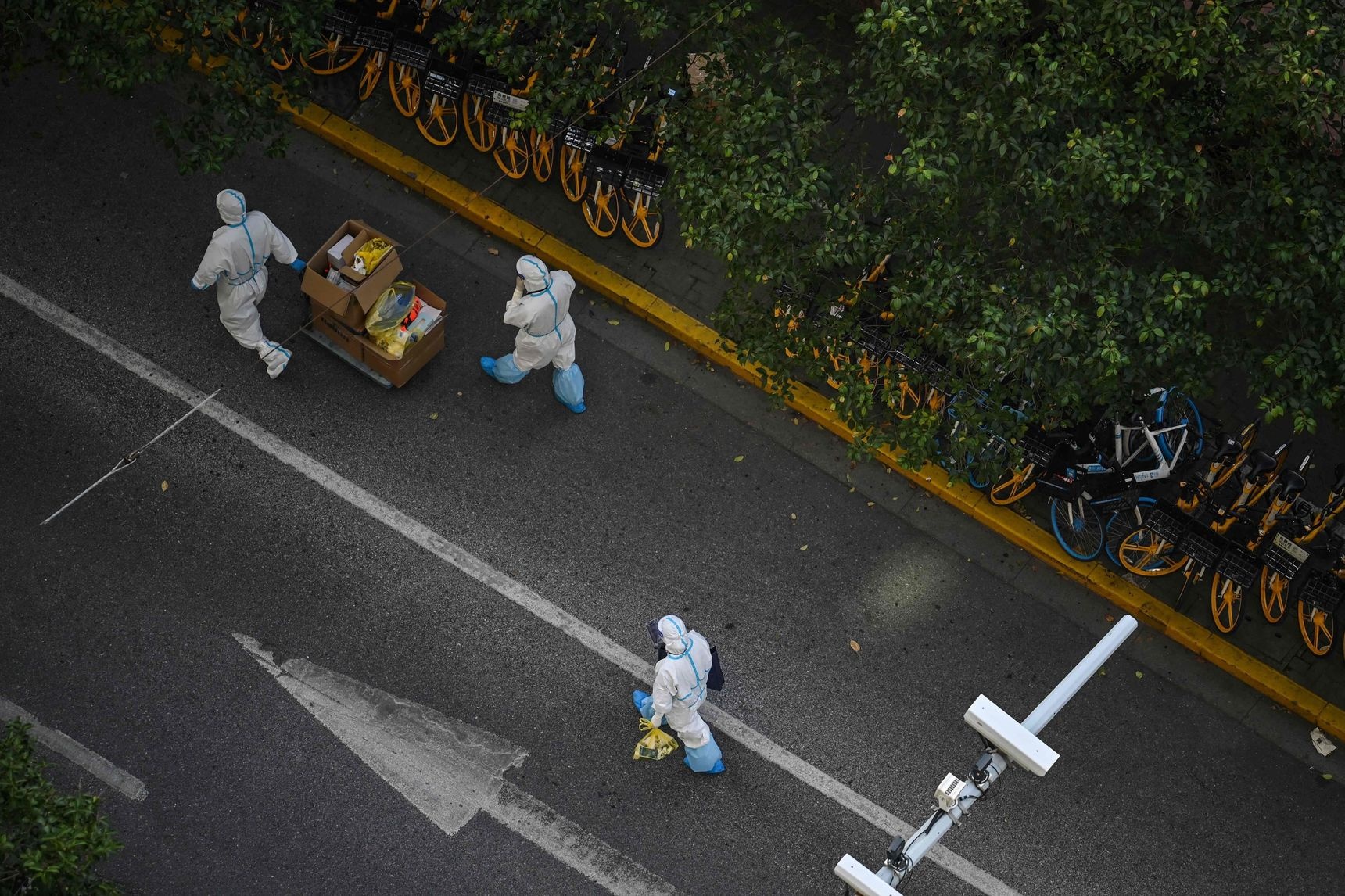 Song giua phong toa, nguoi Thuong Hai len mang tim thuc an, thuoc men hinh anh