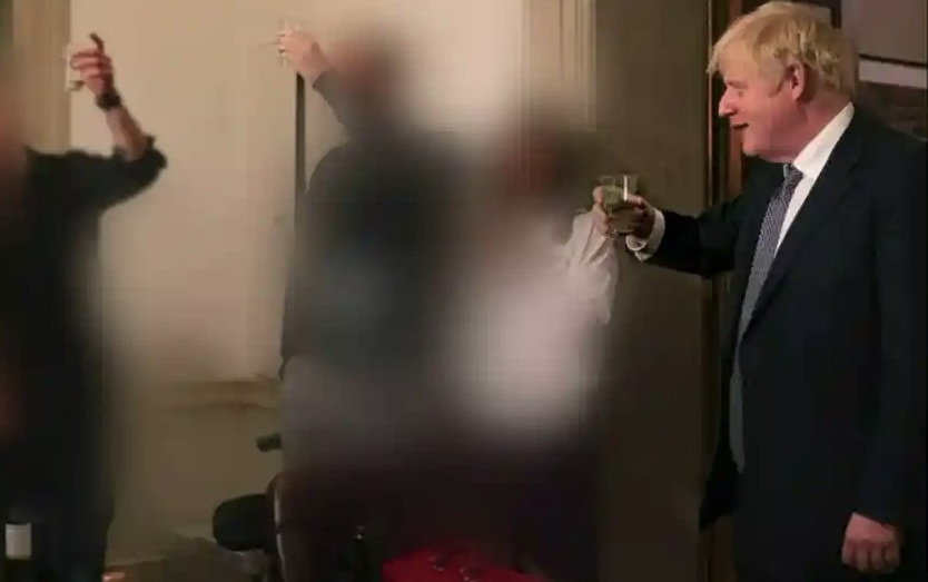 Lo anh thu tuong Anh tu tap uong ruou giua phong toa hinh anh