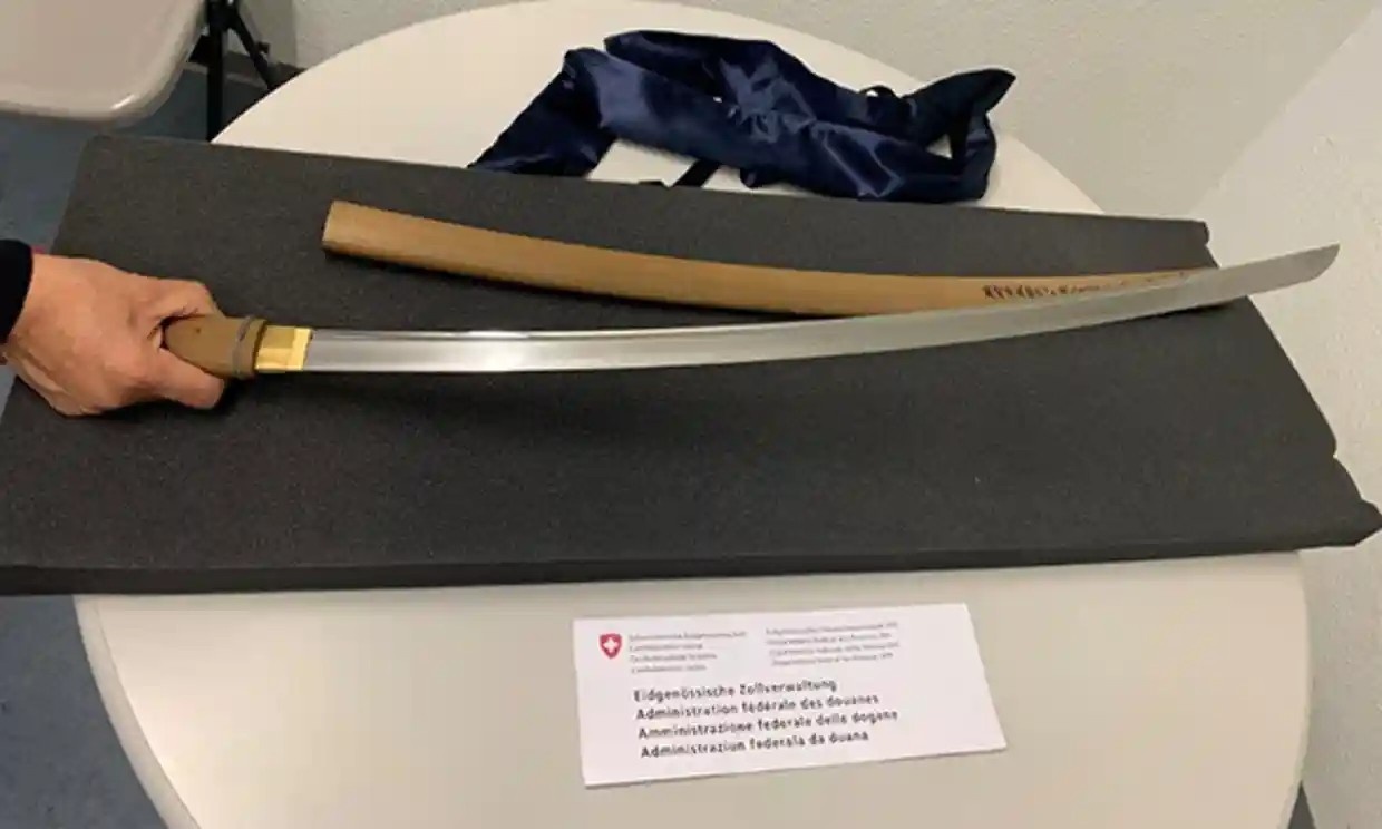 Doi mat an phat gan 1 trieu USD vi mot thanh kiem hinh anh