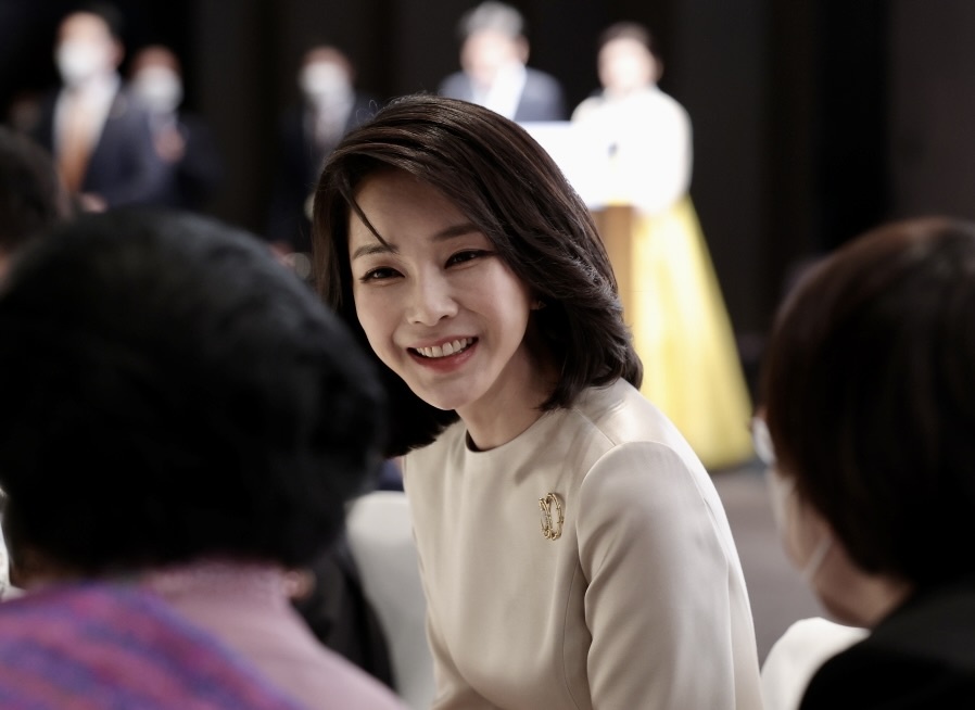 Suc hut cua tan de nhat phu nhan Han Quoc hinh anh