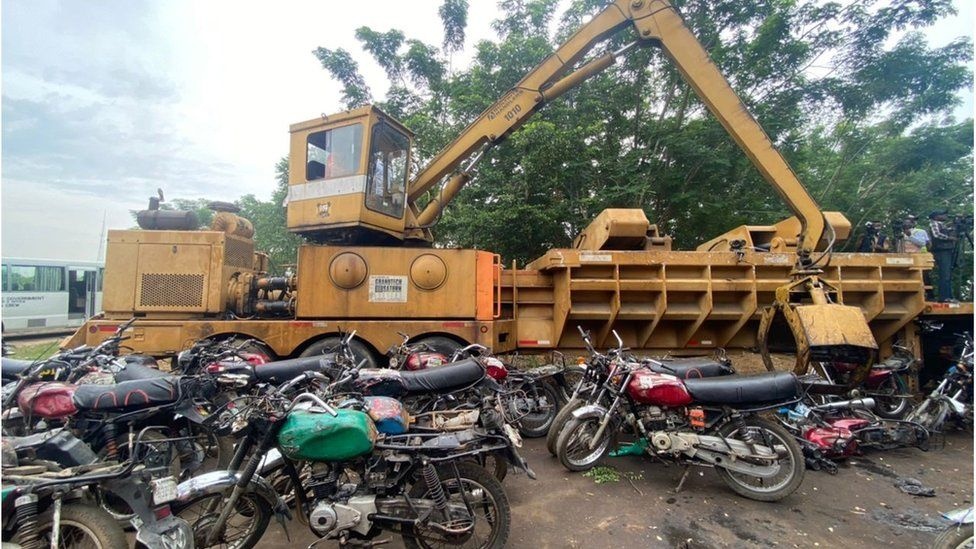 Hon 2.000 moto bi tieu huy sau mot vu an mang hinh anh