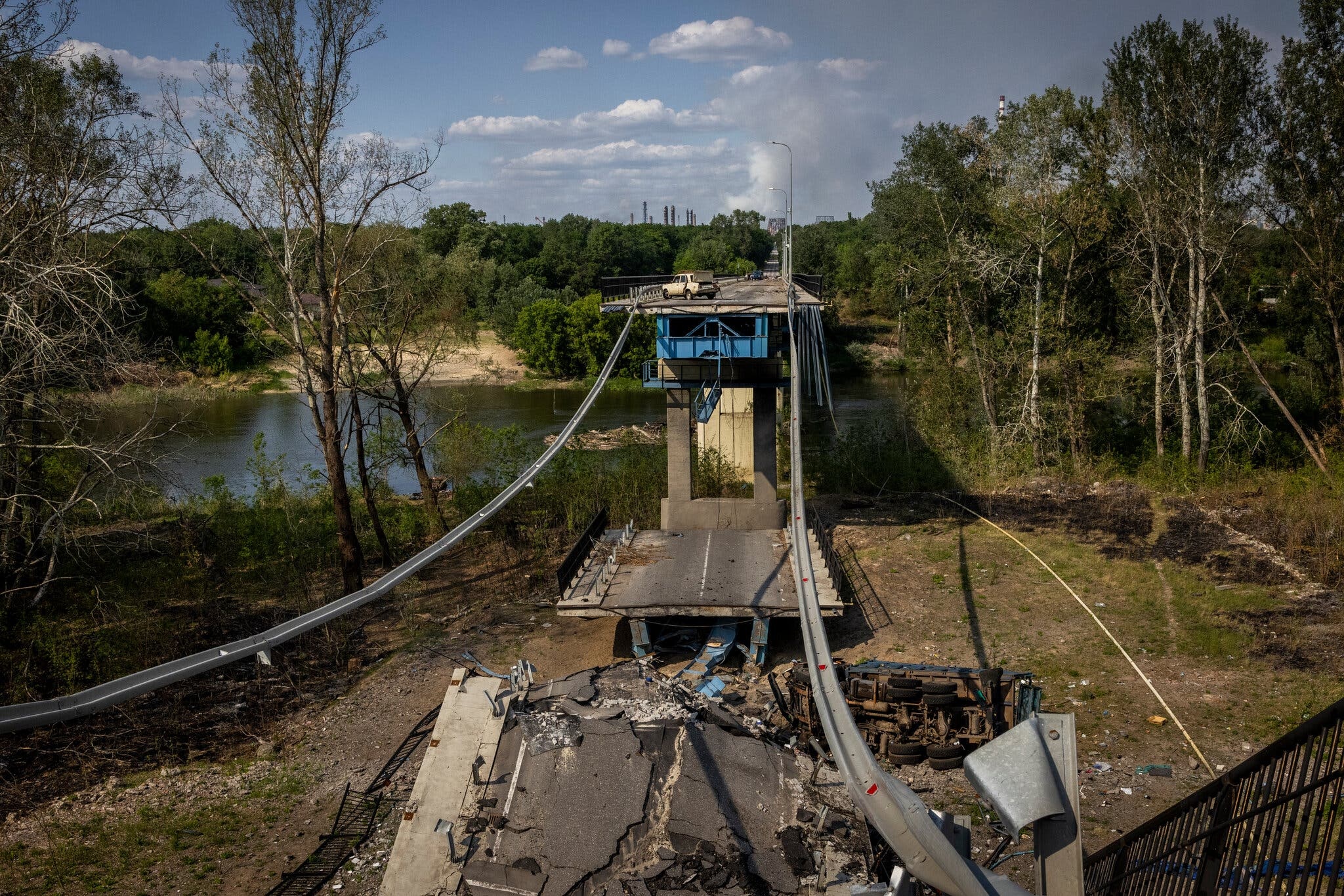 Ukraine: Nga danh sap cay cau cuoi cung roi Sievierodonetsk hinh anh