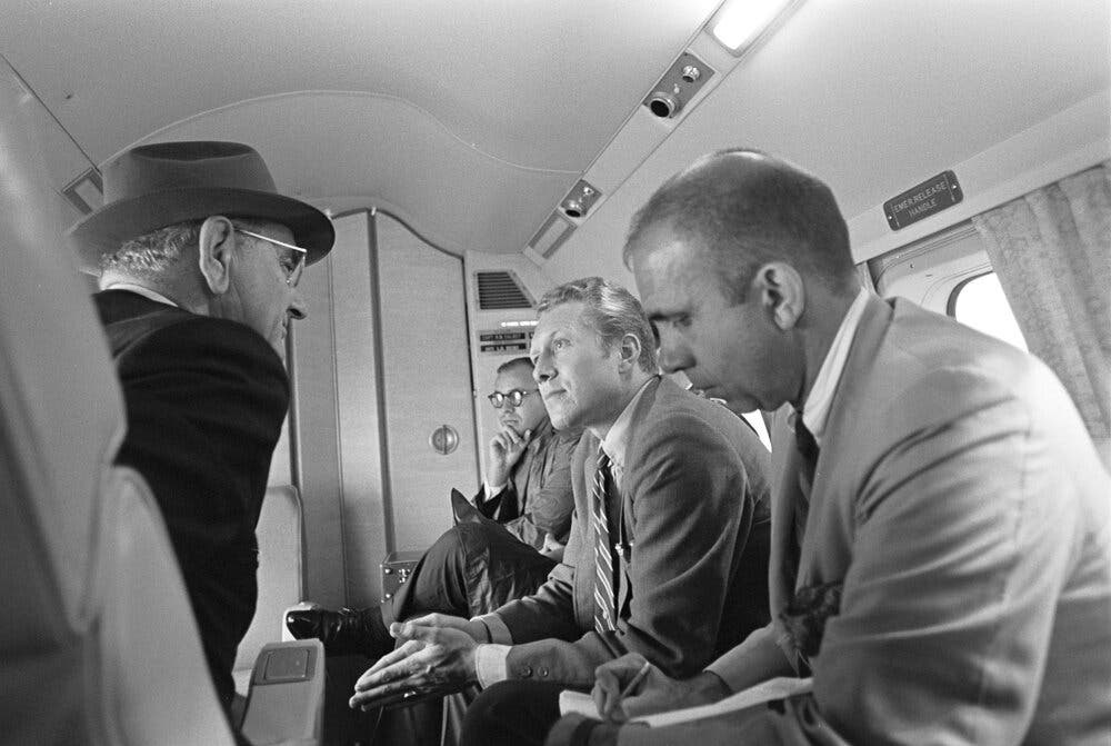 dieu tran vu bao loan dien capitol anh 2