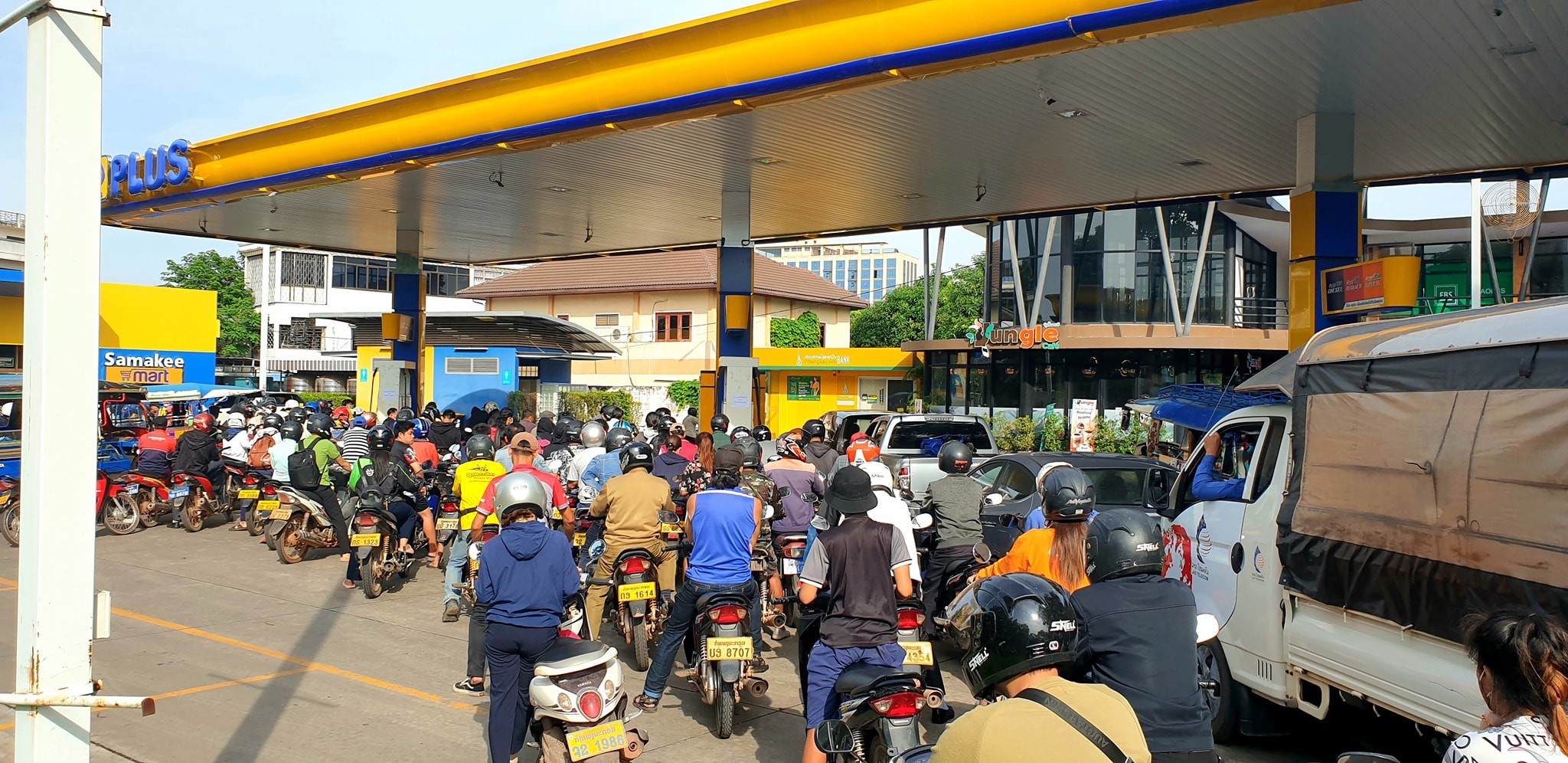 Noi lo hon ca xang tang gia o Lao hinh anh