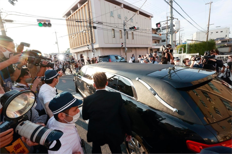 Xe tang cho thi the cuu Thu tuong Abe ve toi Tokyo hinh anh