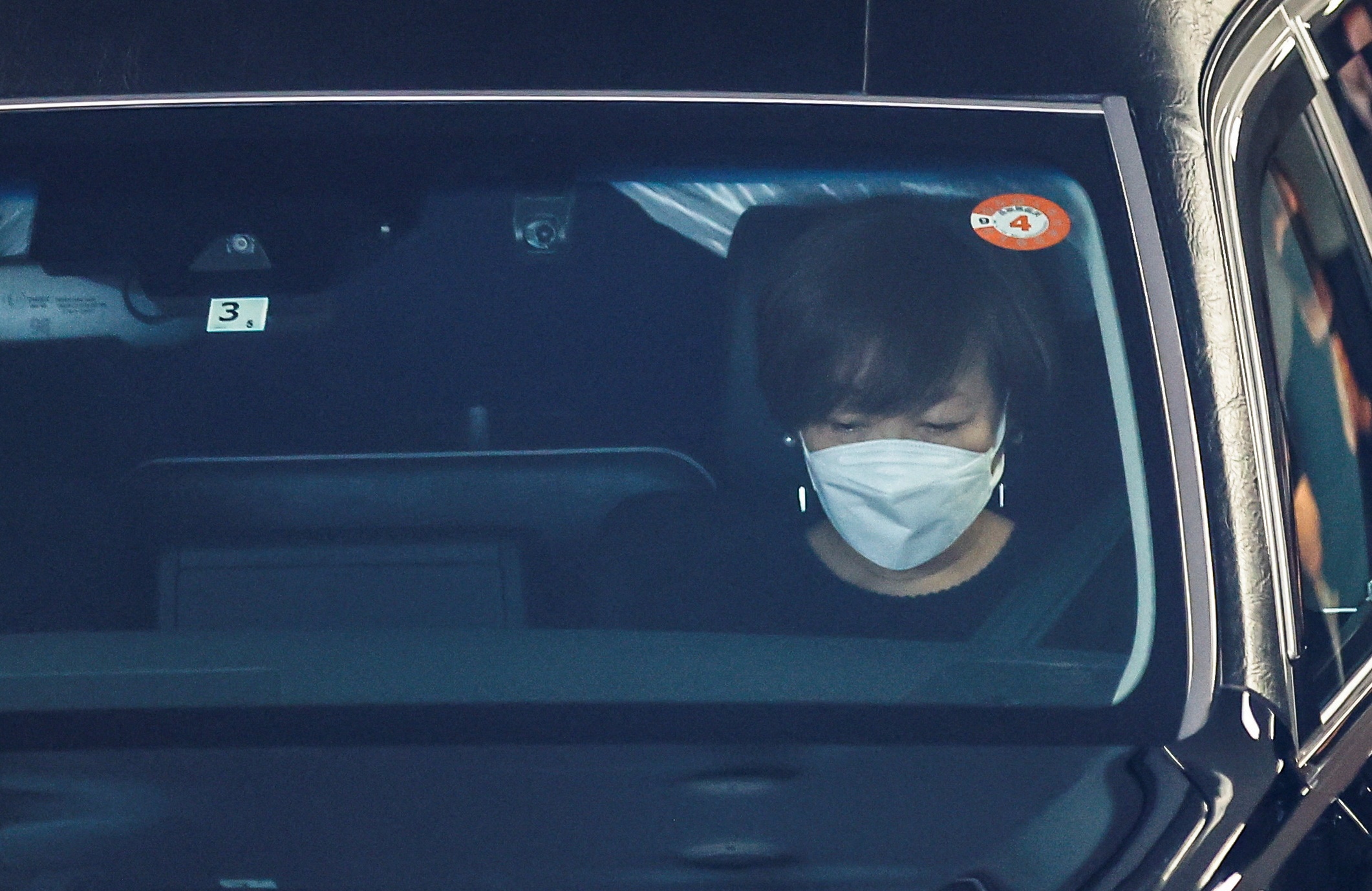 Phu nhan cua ong Abe lang khoc trong xe tang hinh anh