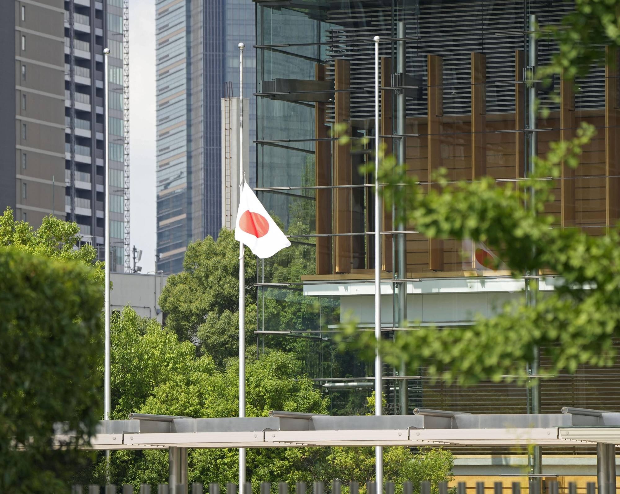 Van phong thu tuong Nhat treo co ru cham hon chinh phu cac nuoc khac hinh anh