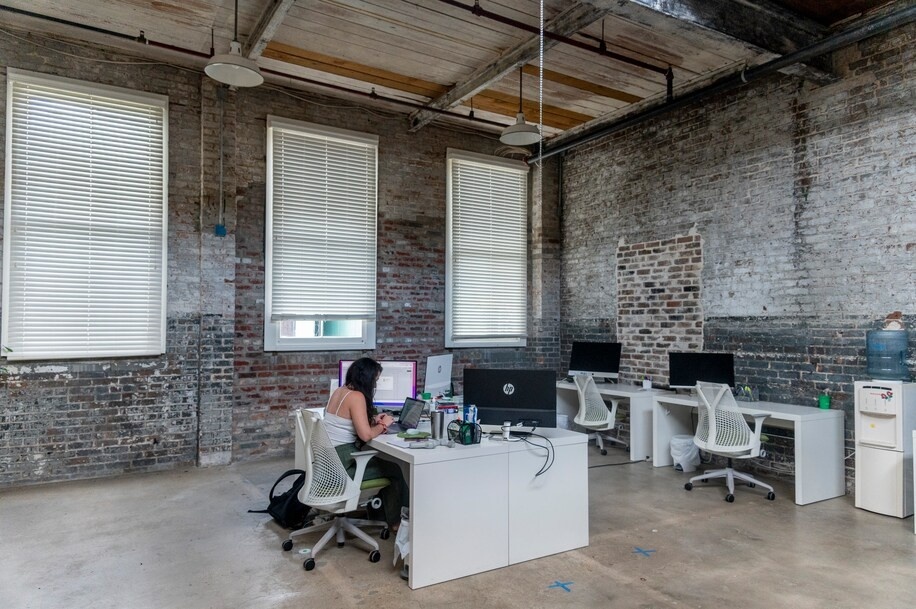 Co gai sung sot khi toi cong ty va nhan ra khong co ai di lam hinh anh