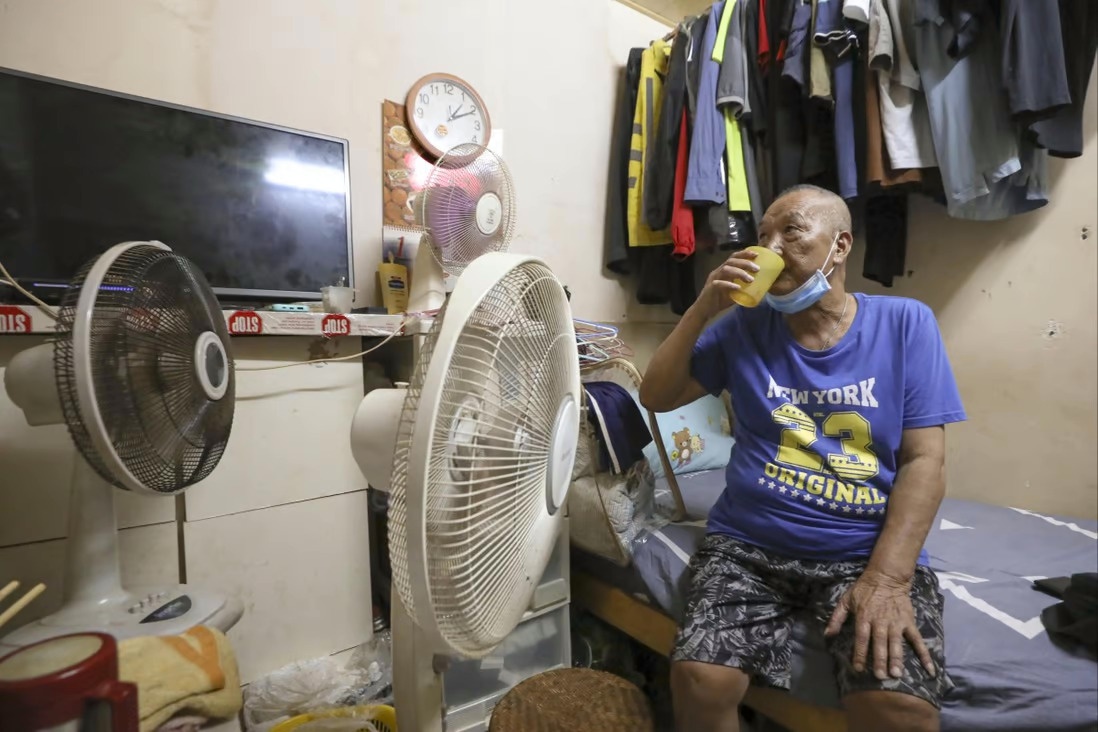 Cu dan nha sieu nho Hong Kong khon kho vi song nhiet hinh anh