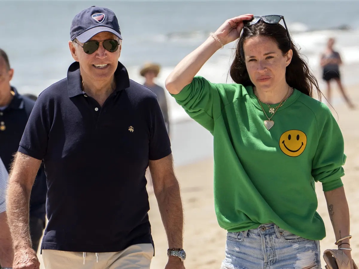 Hai nguoi o Florida lay trom nhat ky cua con gai ong Biden hinh anh