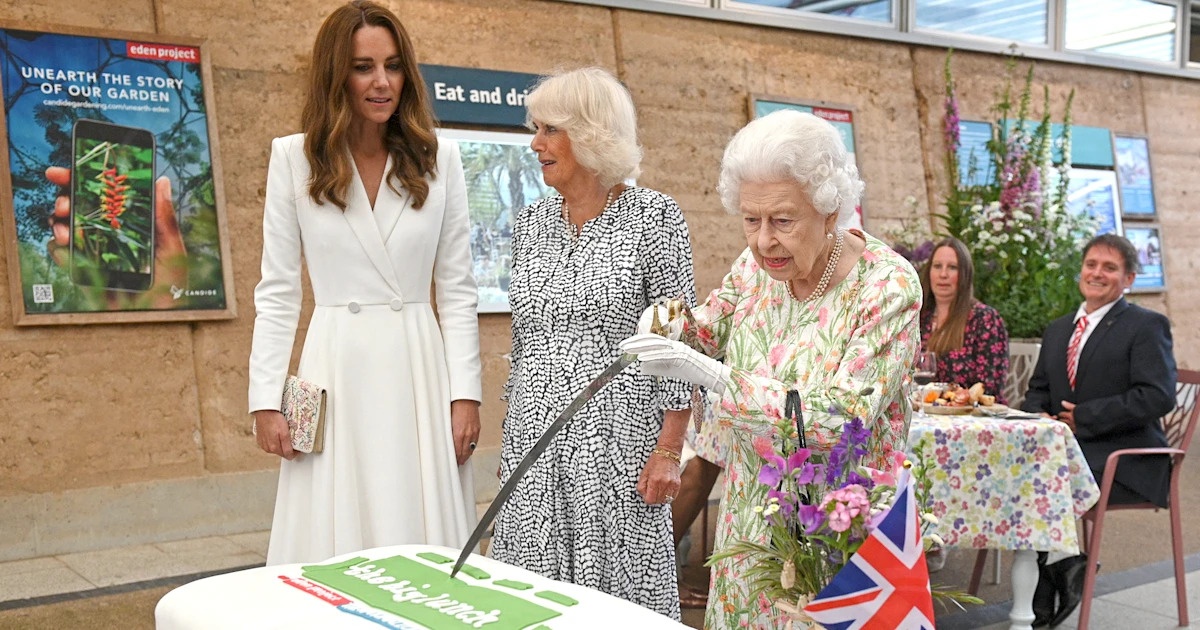 Nhung hinh anh tro lai tam diem chu y sau khi nu hoang Anh qua doi hinh anh