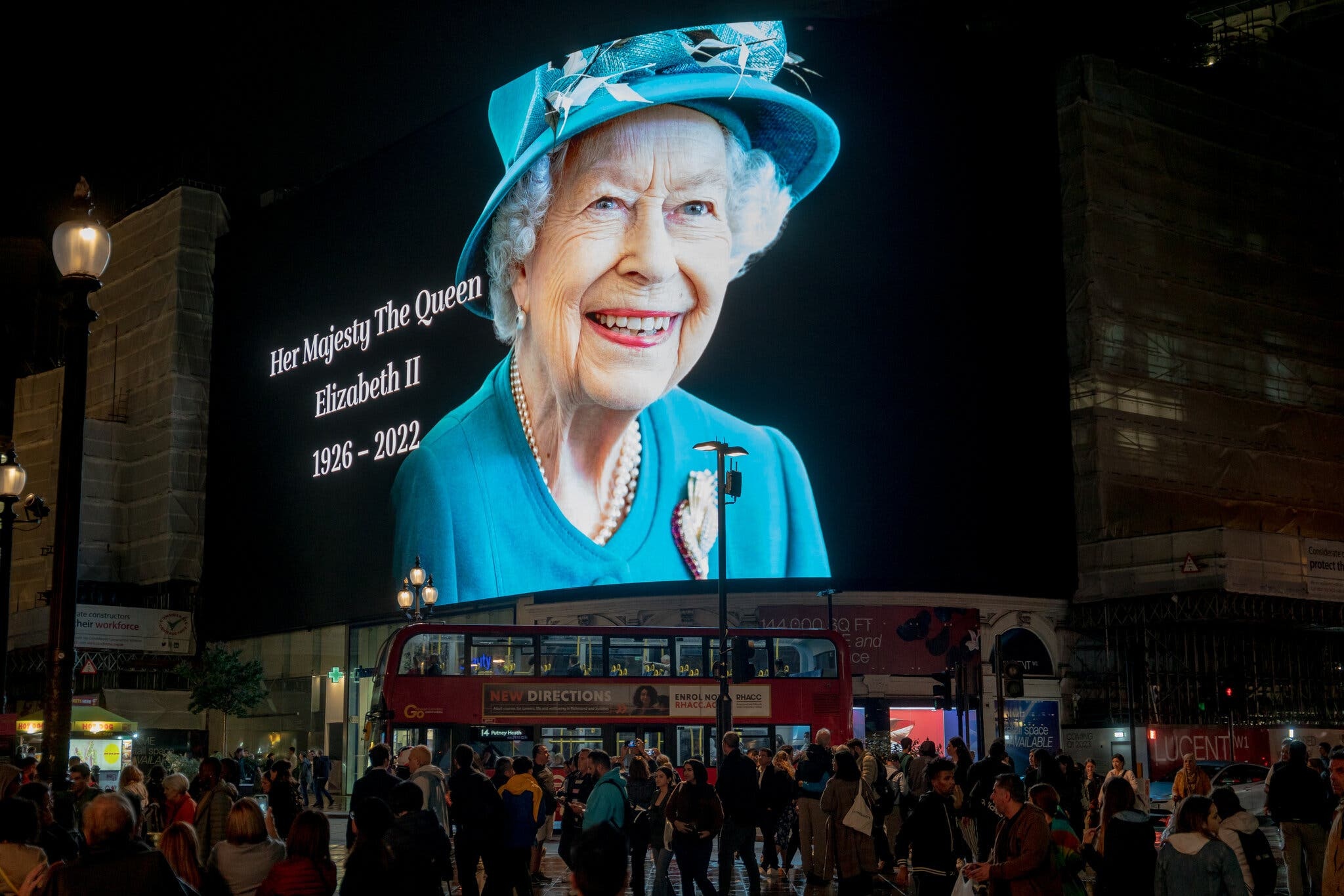 Nu hoang Elizabeth II ra di giua luc Anh bien dong hinh anh
