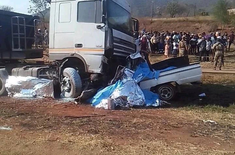 16 hoc sinh thiet mang trong vu dam xe o Nam Phi hinh anh