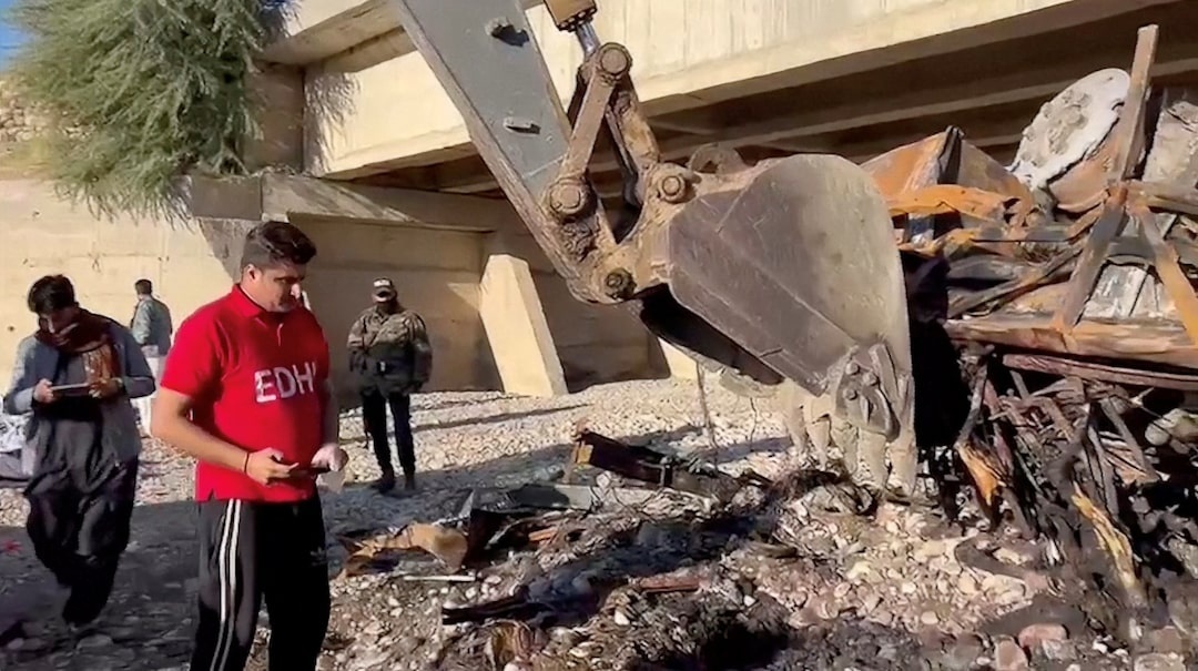 Xe buyt roi xuong vuc o Pakistan, hon 40 nguoi chet hinh anh