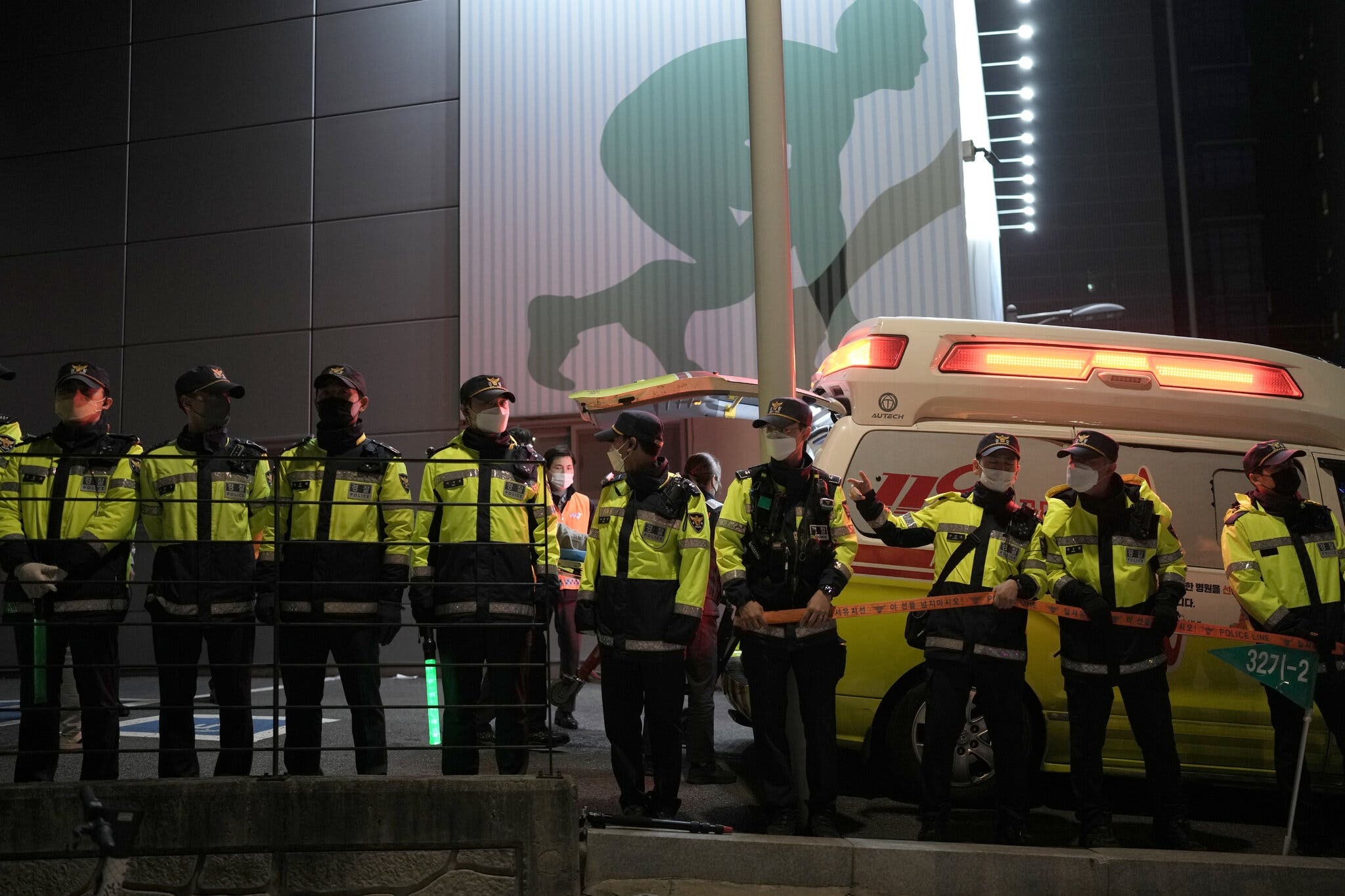 Cau hoi lon sau tham kich giam dap tai Itaewon hinh anh