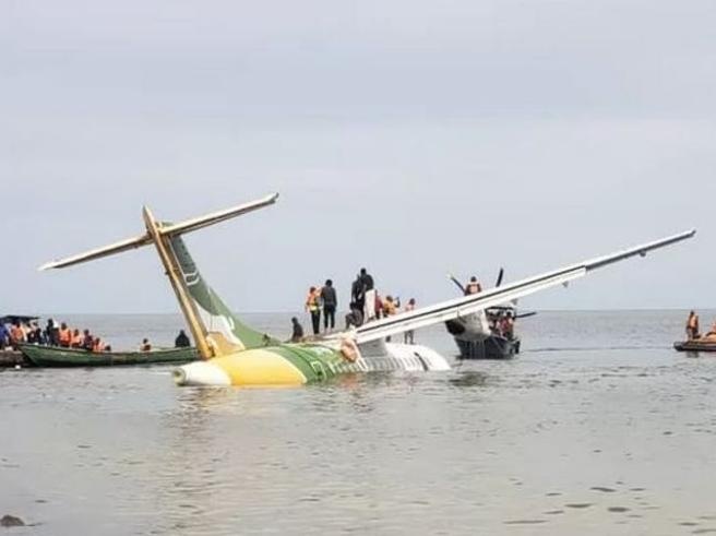 Hien truong tham kich may bay cho 43 nguoi lao xuong ho Victoria hinh anh