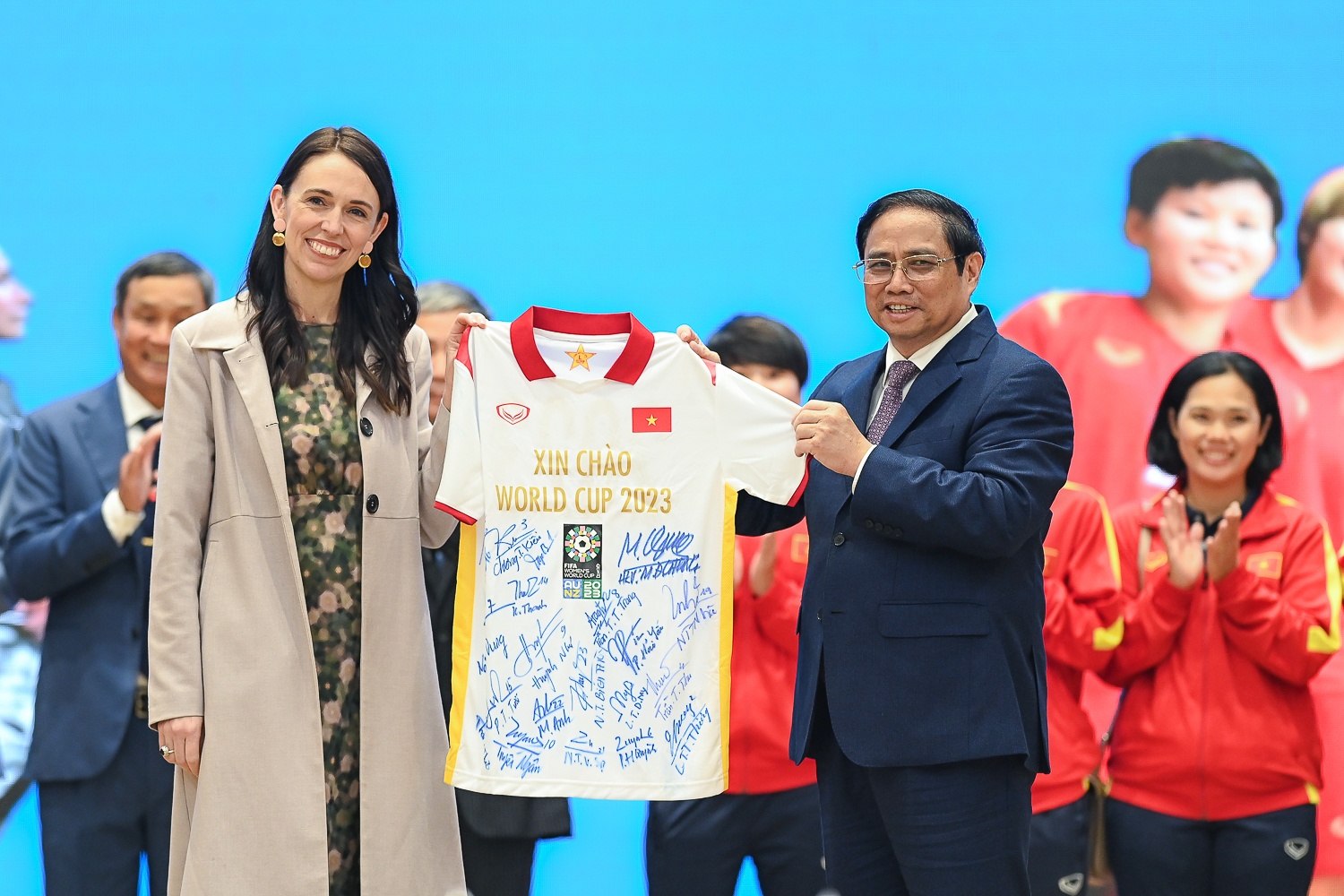 Thu tuong New Zealand gap doi tuyen bong da nu Viet Nam hinh anh