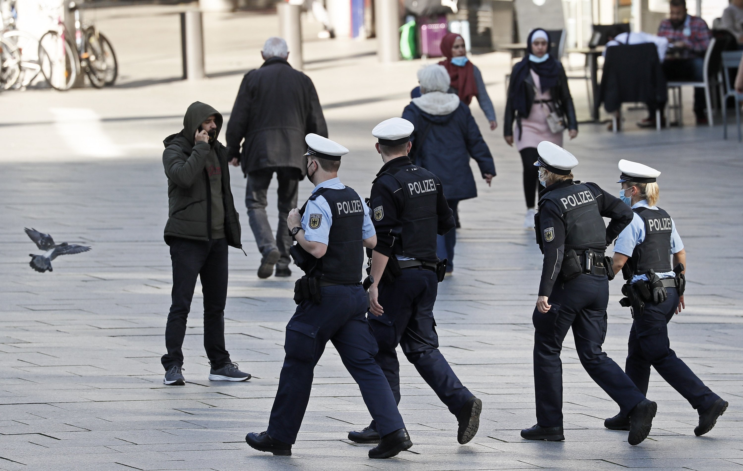 Duc bat giu 25 nguoi am muu dao chinh hinh anh