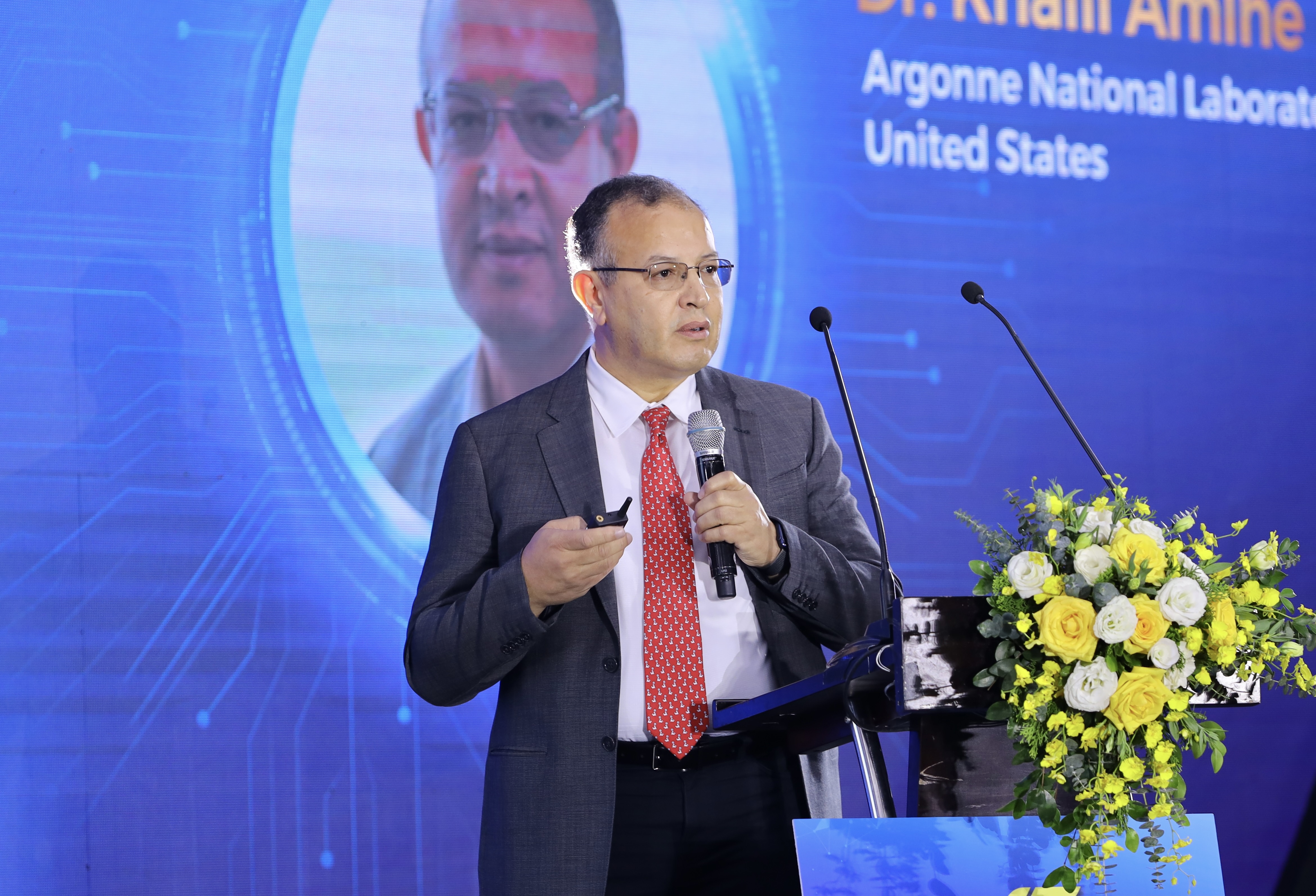 Bai toan sac nhanh xe dien la dong luc dua nghien cuu pin vao thuc te hinh anh