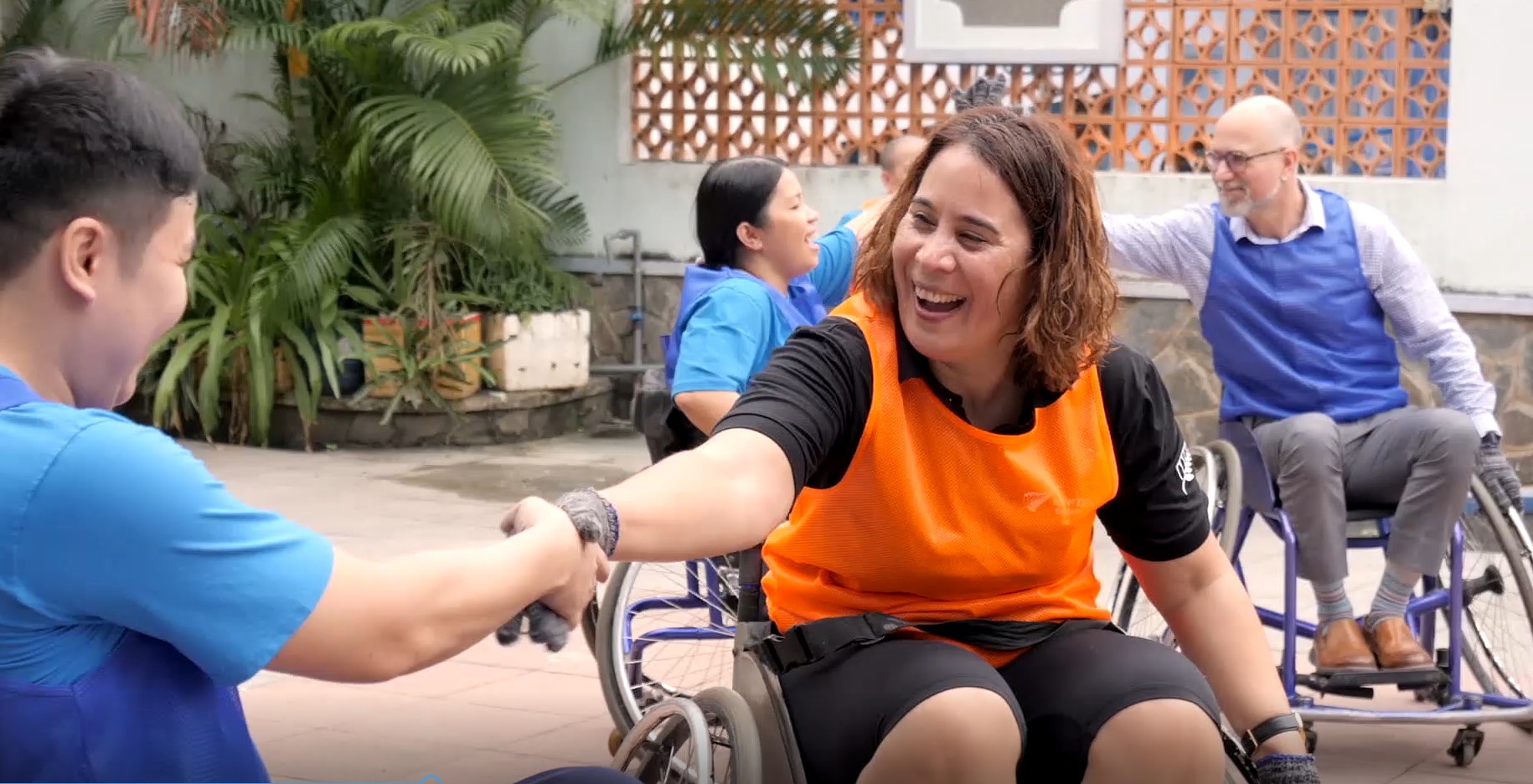 Dai su 4 nuoc choi bong ro cung nguoi khuyet tat hinh anh