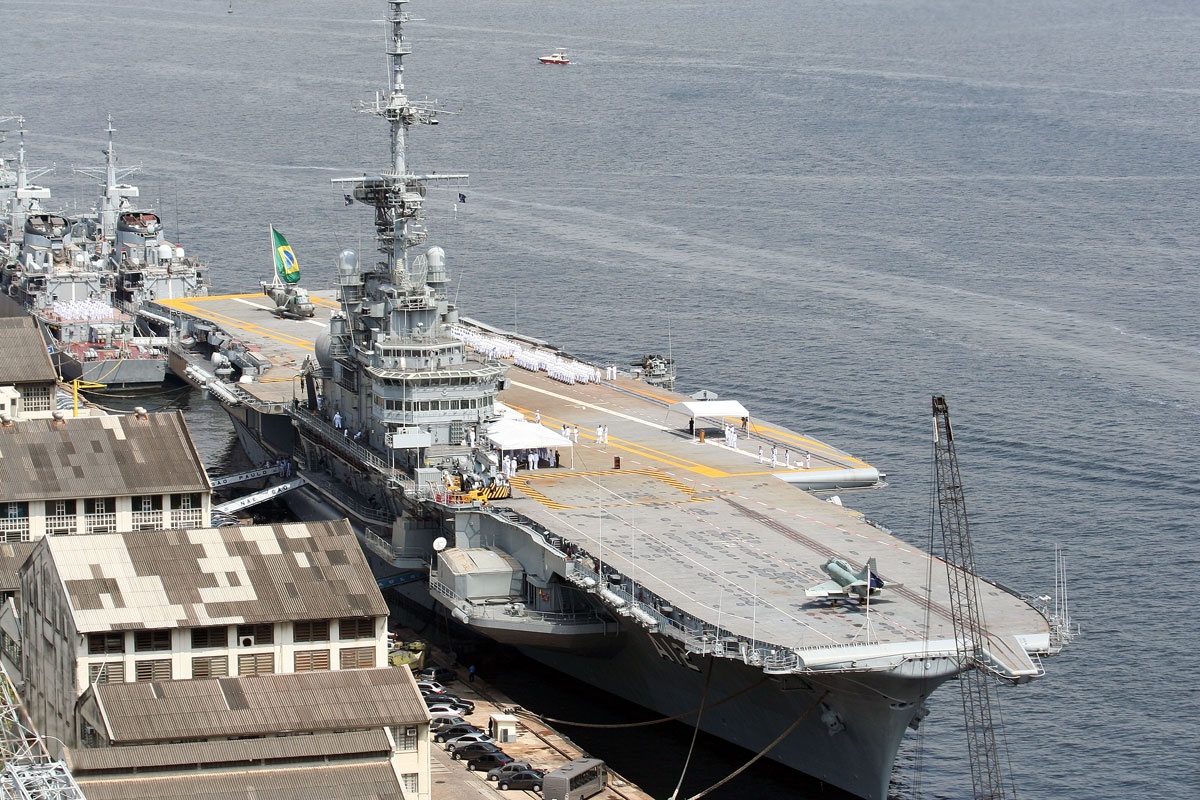 The be tac buoc quan doi Brazil danh chim tau san bay hinh anh