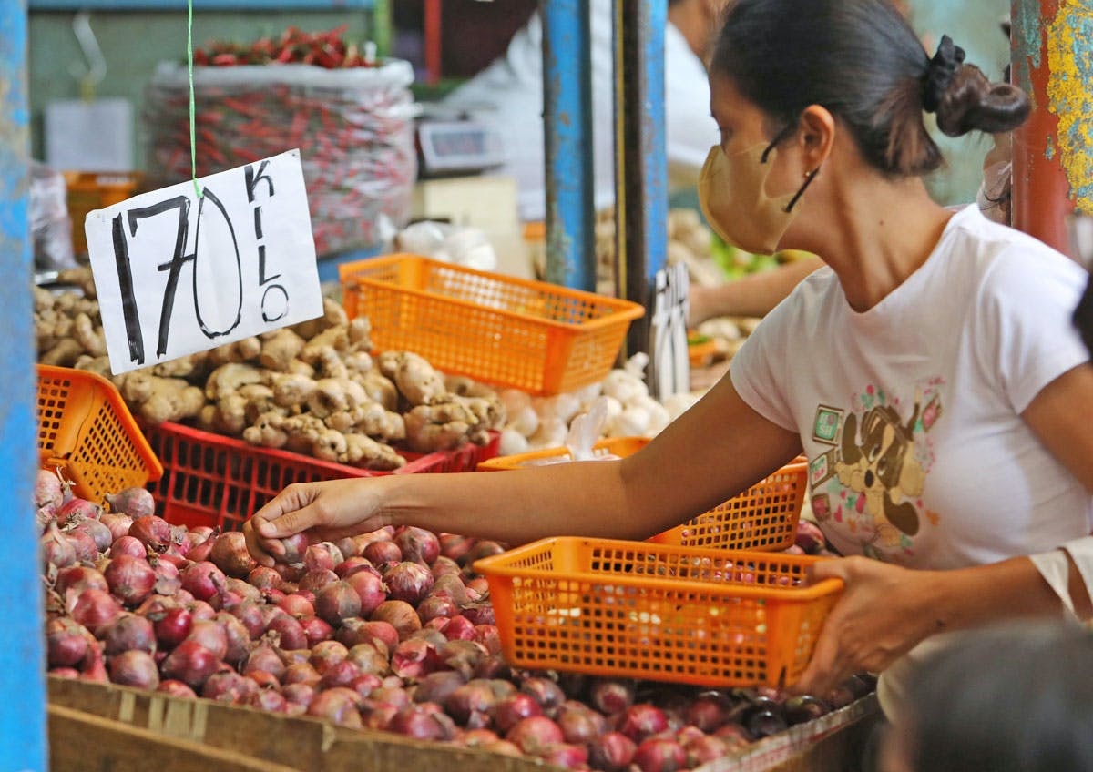 Trung, hanh tay bien mat tren mam com nguoi Viet o Ai Cap, Philippines hinh anh