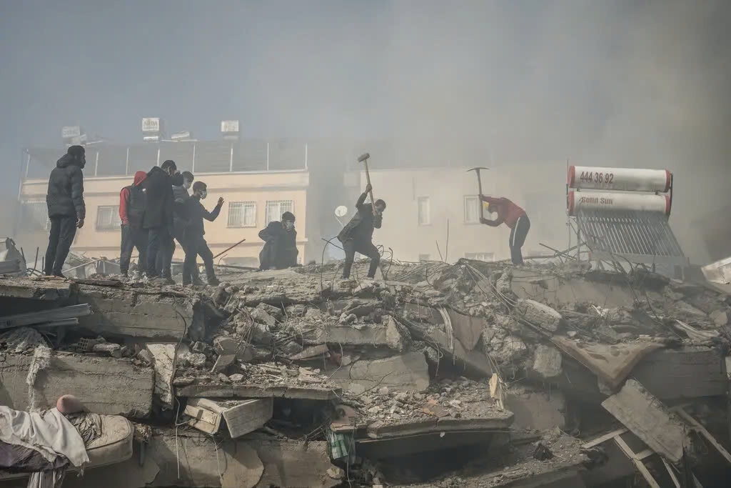 Chu cho o ben thi the chu suot 6 ngay sau dong dat Tho Nhi Ky hinh anh