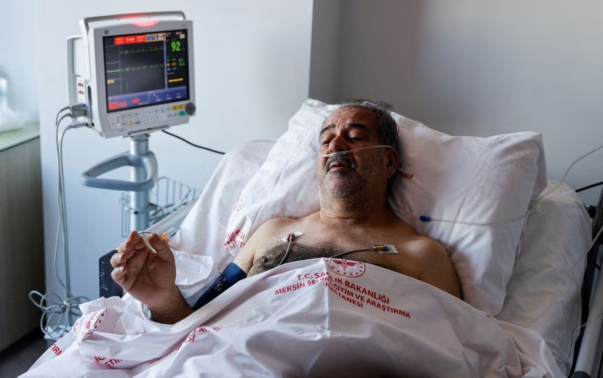 Nguoi mac ket suot 187 gio sau dong dat uong nuoc tieu de song sot hinh anh