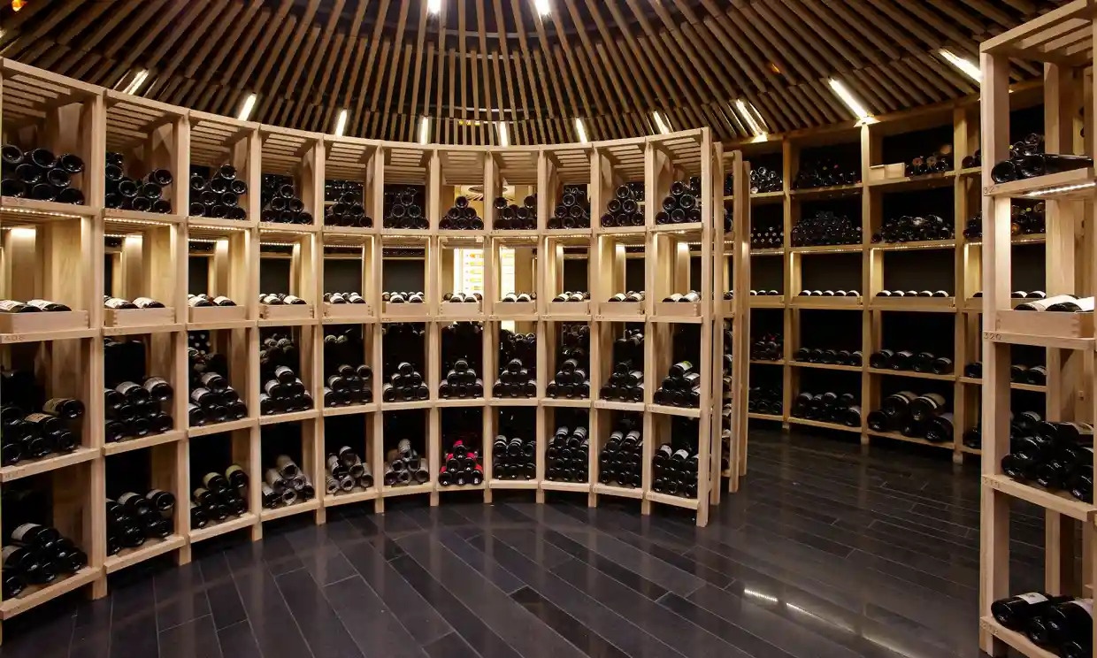 Cap doi bi bo tu sau khi trom 45 chai ruou hinh anh