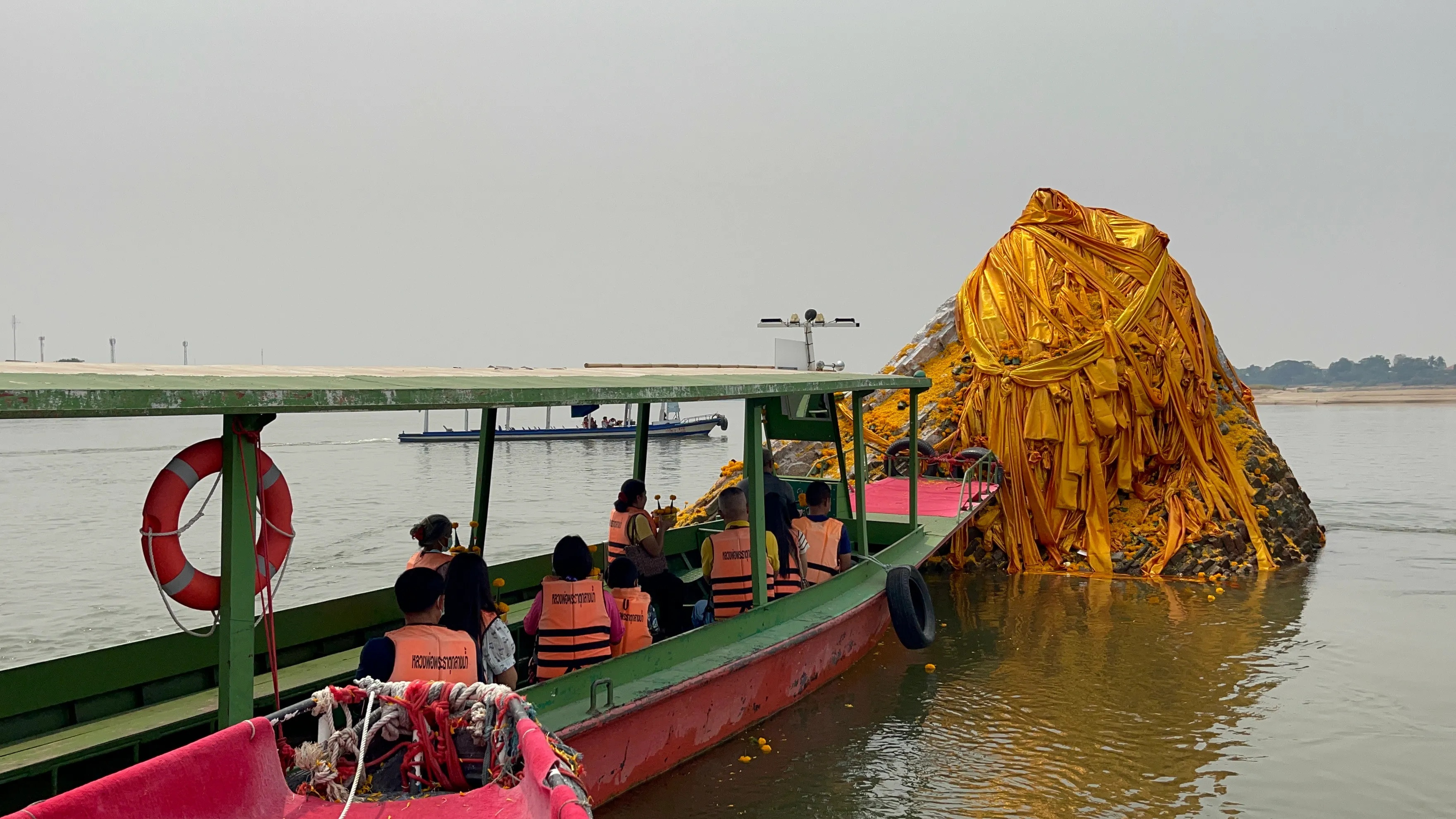 Du khach do xo chiem nguong bao thap Phat giao noi giua song Mekong hinh anh