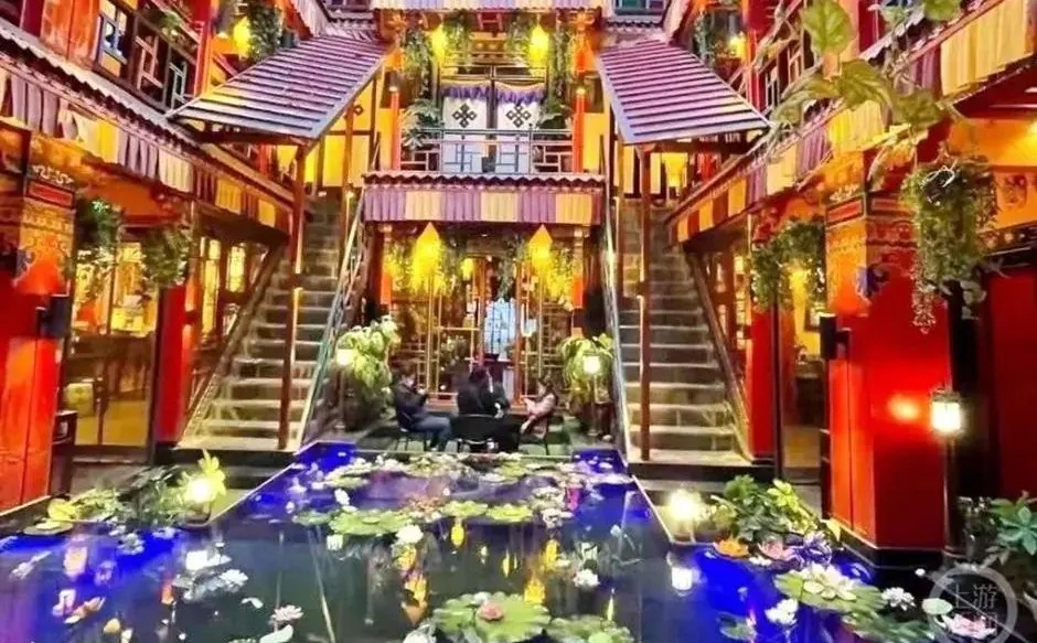 Nguoi dan ong ngu tren giuong khach san co thi the ben duoi hinh anh