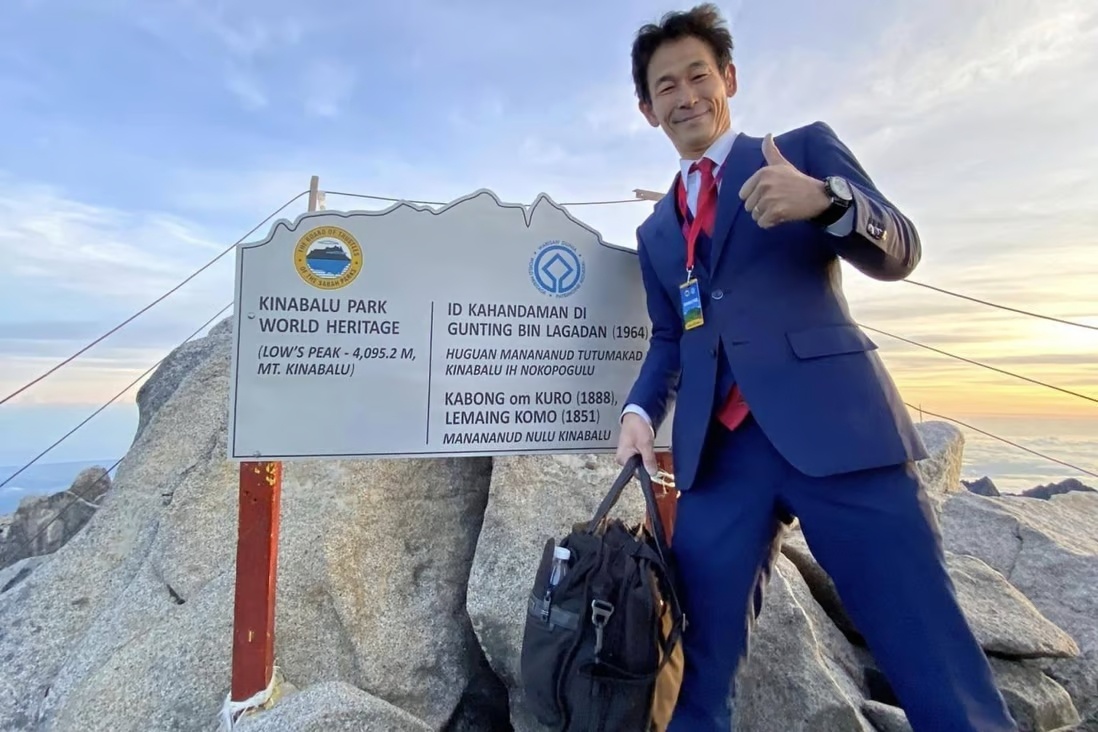 Nguoi dan ong Nhat Ban mac vest chinh phuc nui cao nhat Malaysia hinh anh