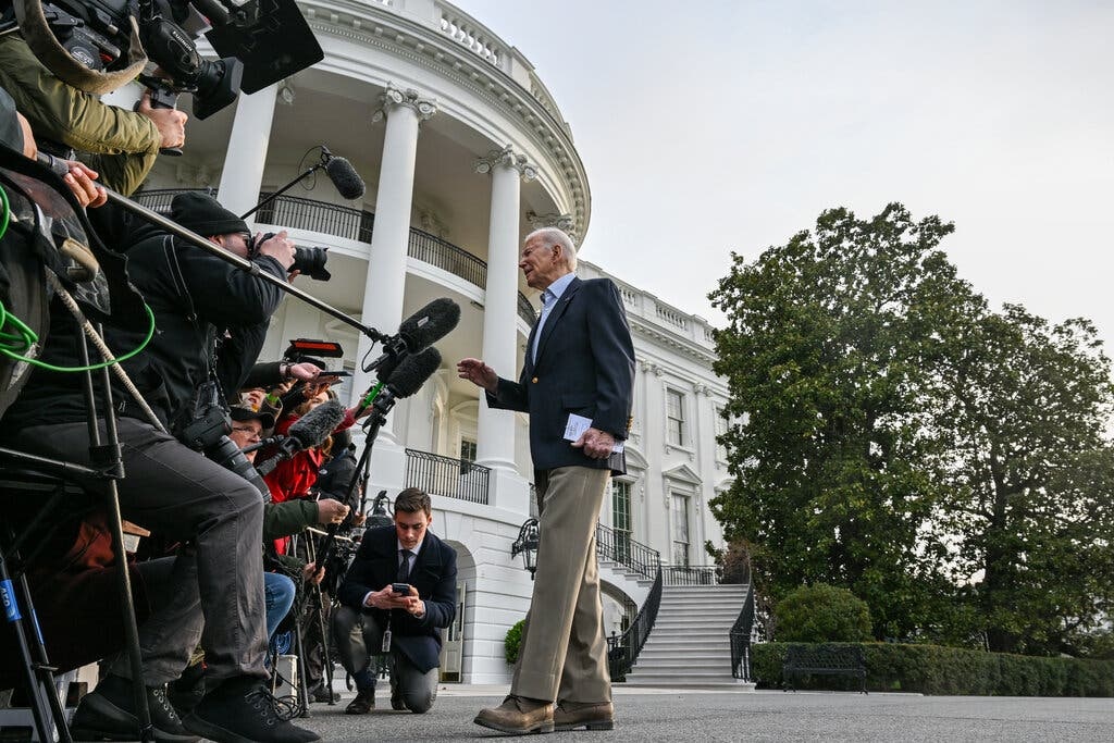 Ong Biden 'giu mieng' truoc vu truy to ong Trump hinh anh