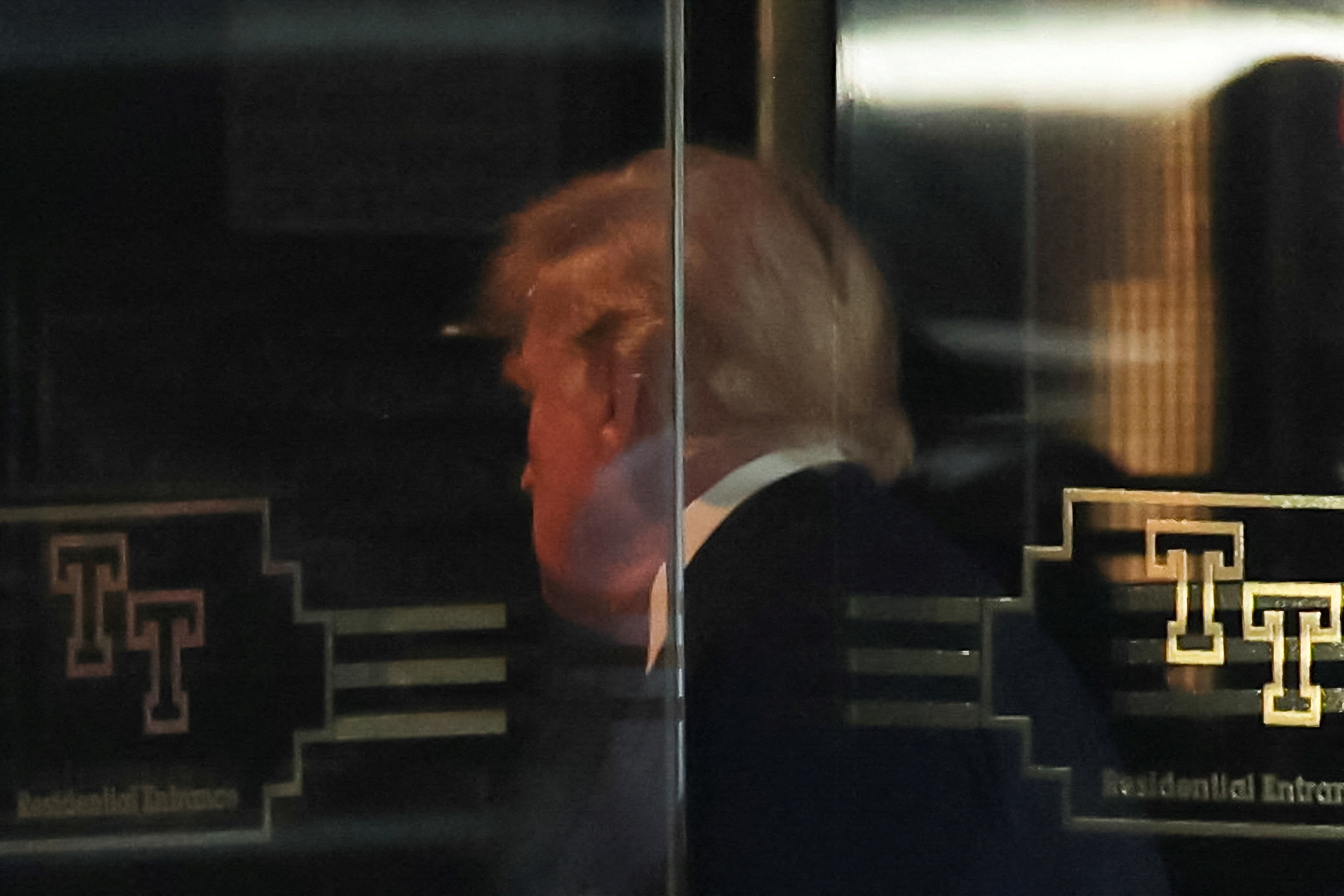 Nhung hinh anh dau tien cua ong Trump o Thap Trump hinh anh