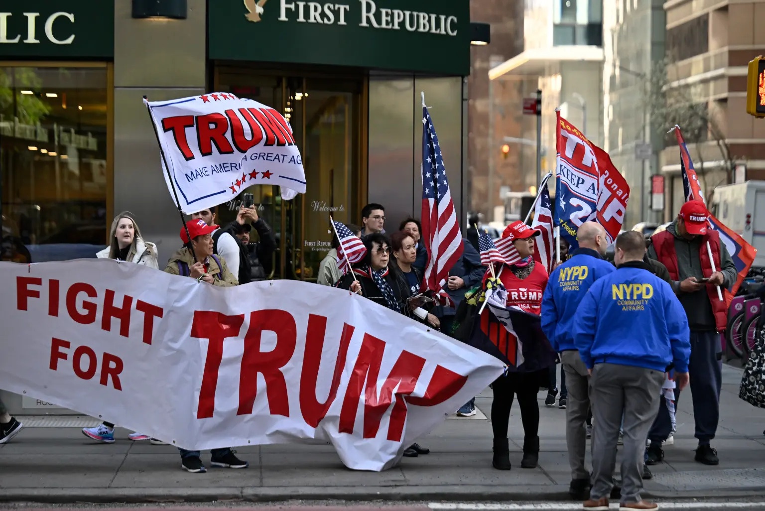 ong trump bi truy to anh 9