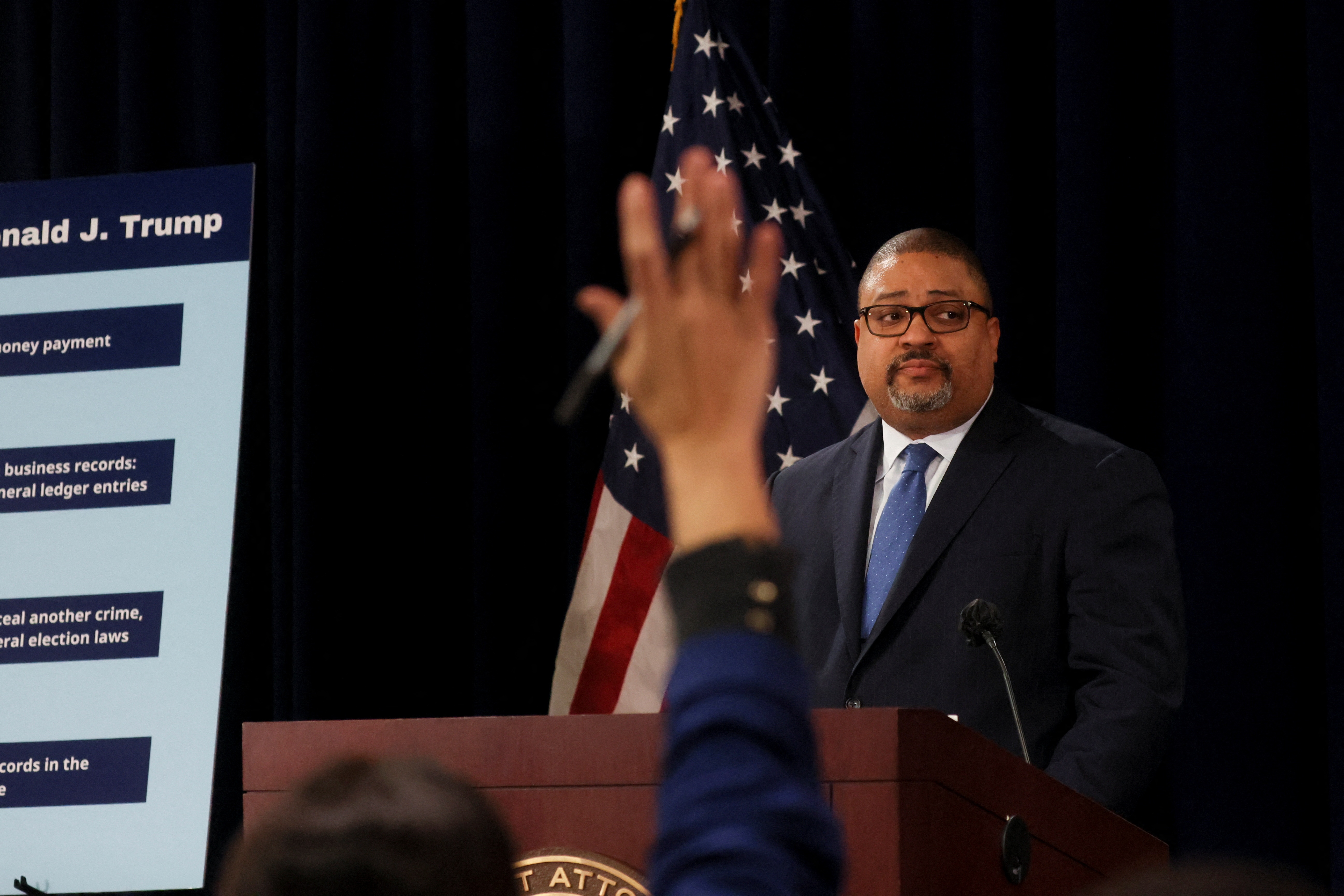 ong trump bi truy to anh 2