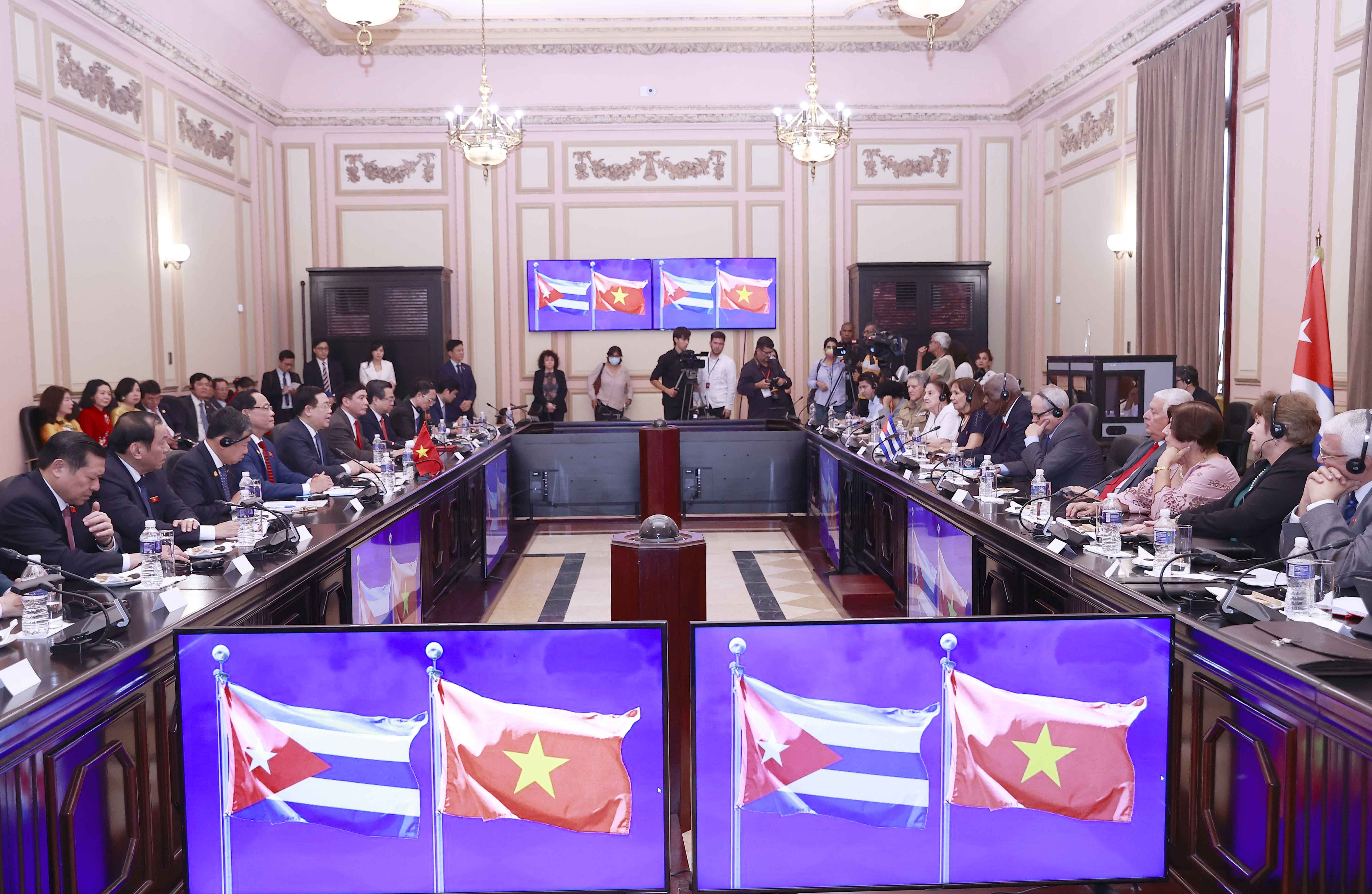 chu tich quoc hoi anh 1