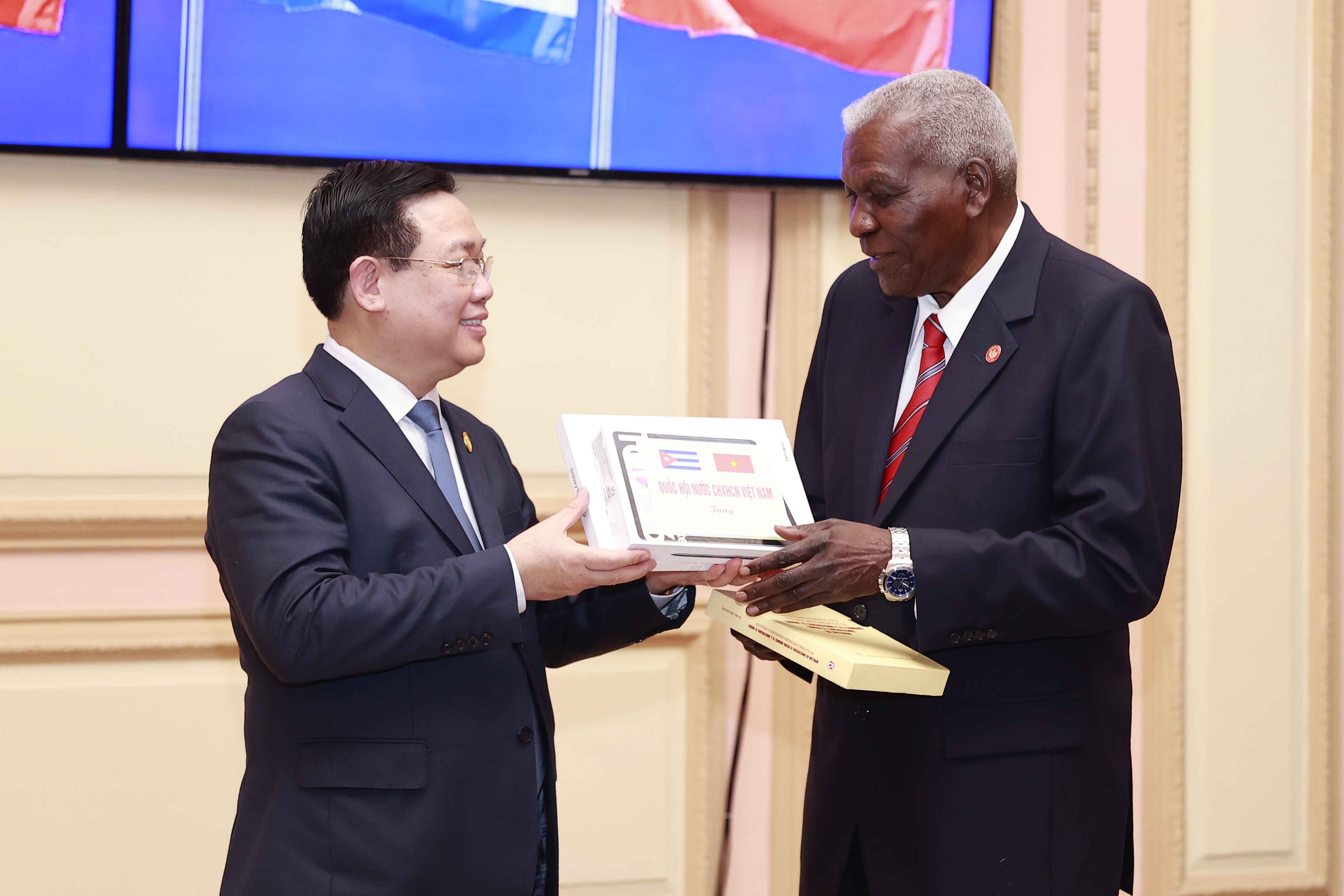 chu tich quoc hoi anh 2