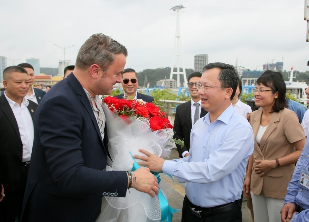 Thu tuong Luxembourg Xavier Bettel tham quan Vinh Ha Long hinh anh