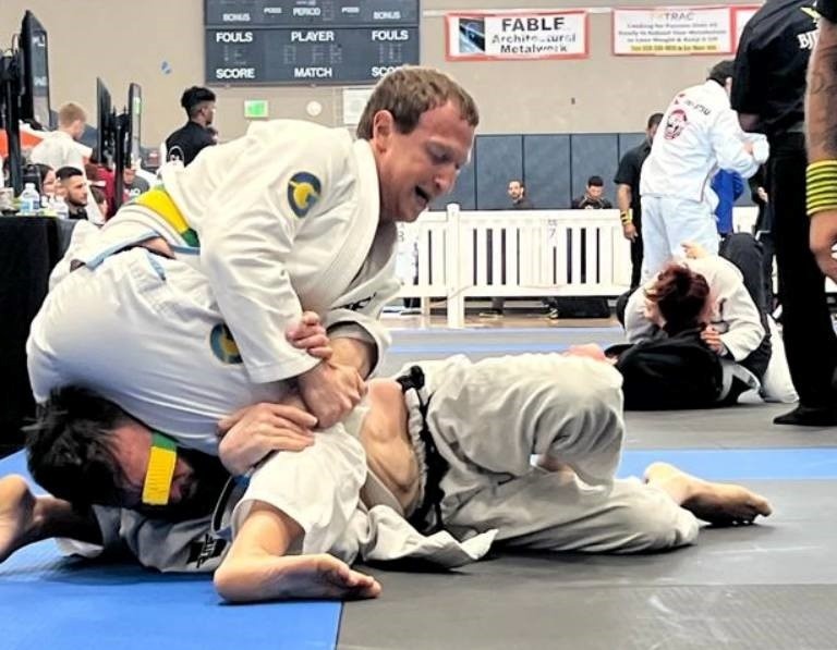 Mark Zuckerberg khoe huy chuong vang mon jiu jitsu hinh anh