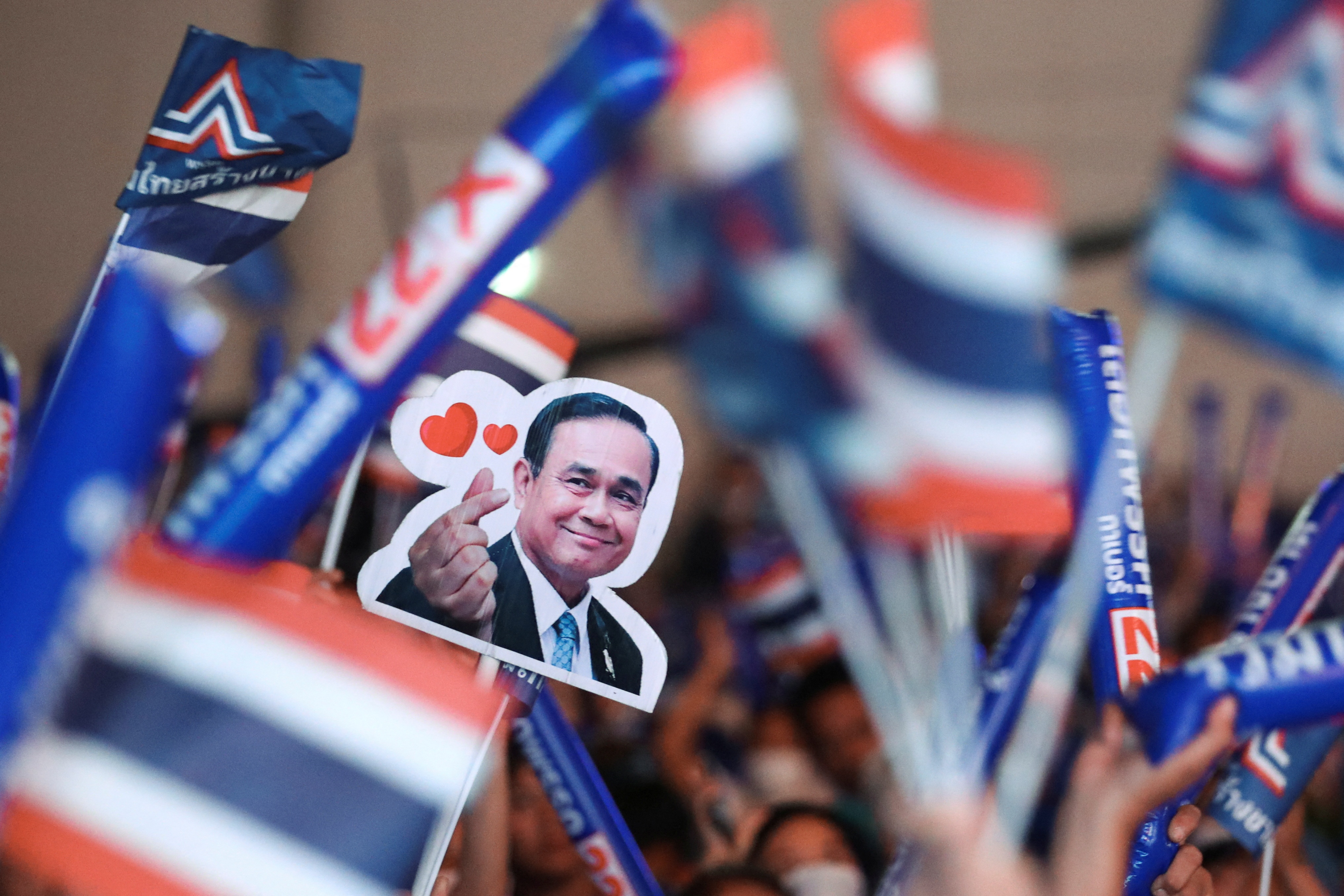 Cuoc dua gay can truoc them bau cu Thai Lan hinh anh