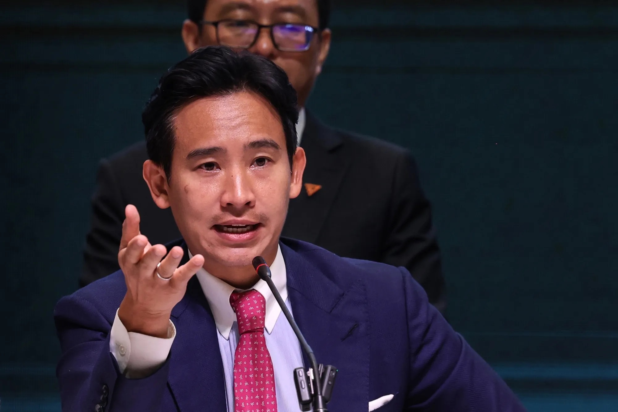 Vi sao cac tap doan lon nhat Thai Lan nin lang sau 'dia chan' bau cu hinh anh