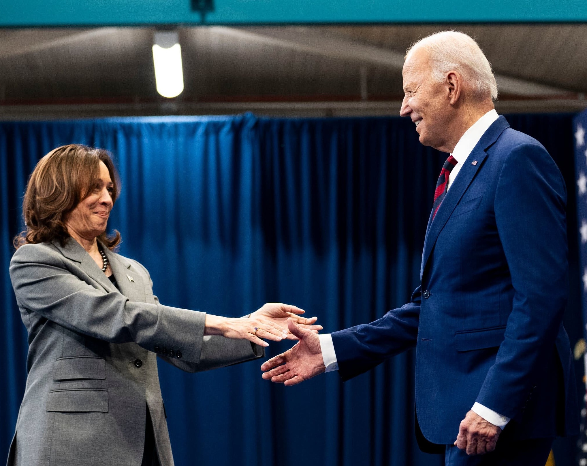 Ba Harris tang toc hinh anh